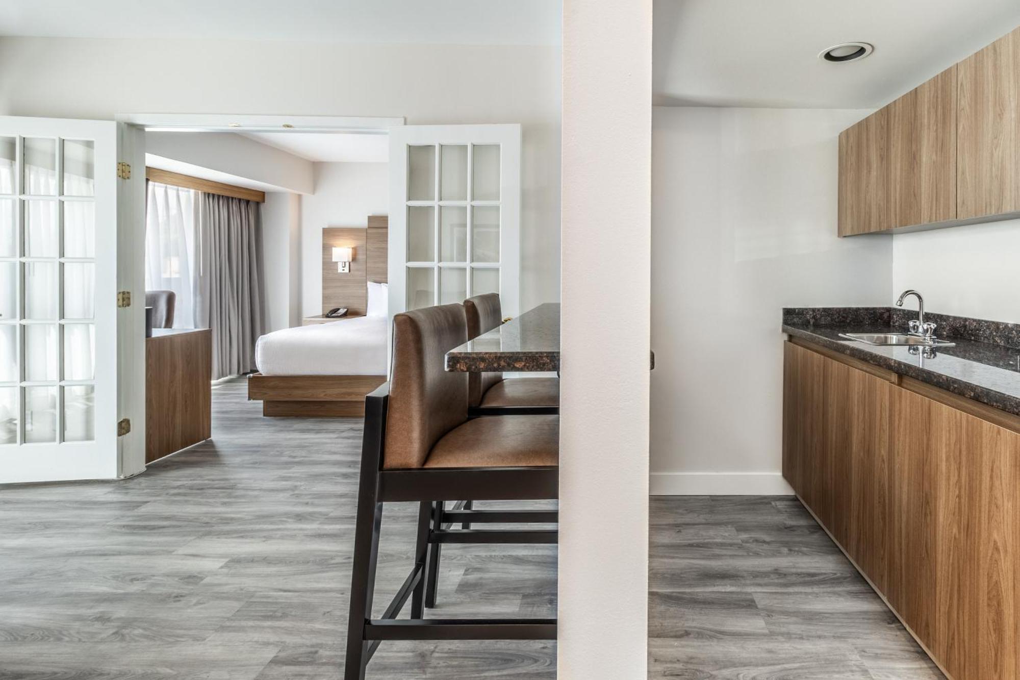 King Suite w or kitchenette & Sofa Bed
