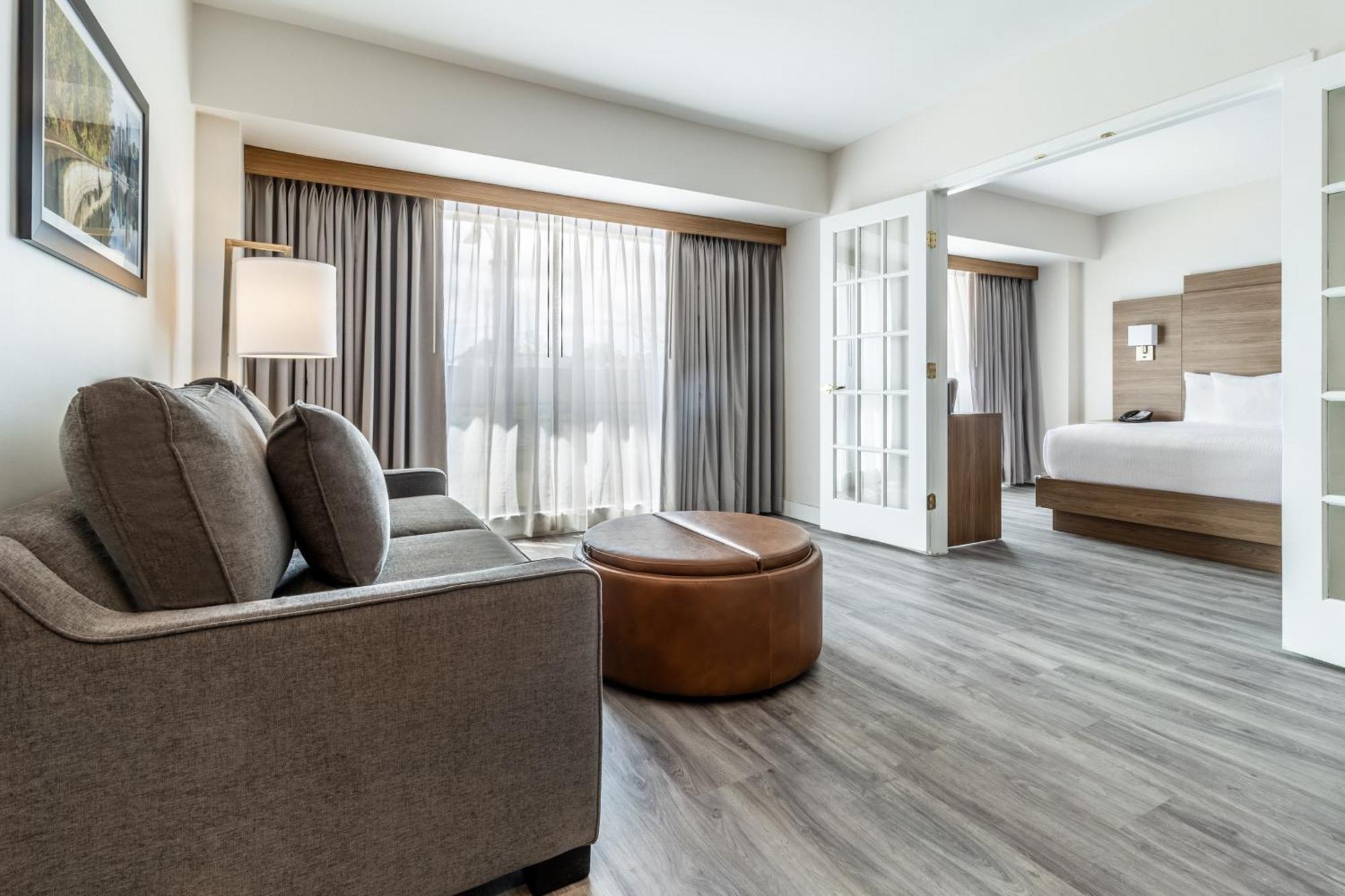 King Suite w or kitchenette & Sofa Bed