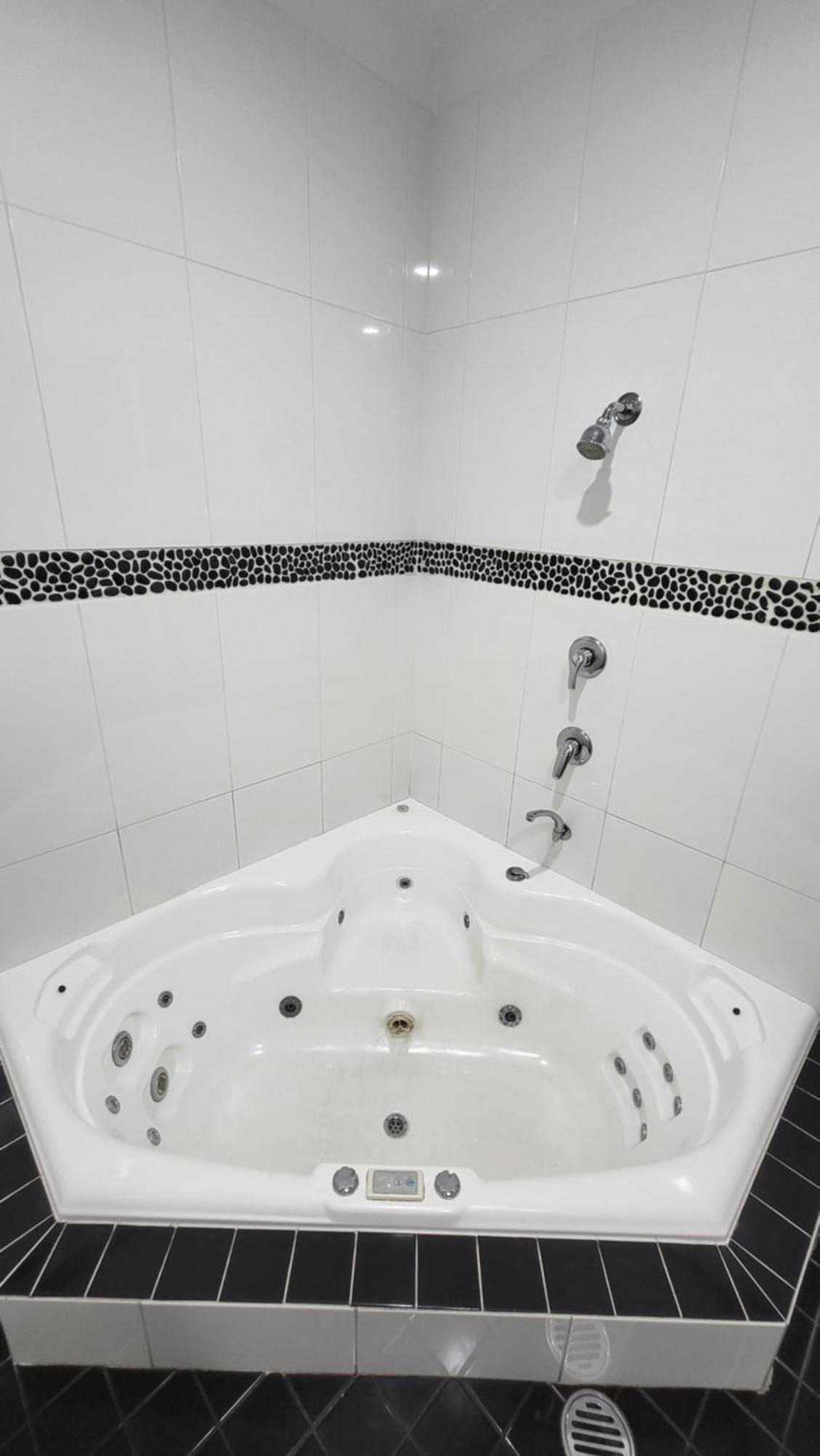 Two-Bedroom Apartment with Spa Bath
