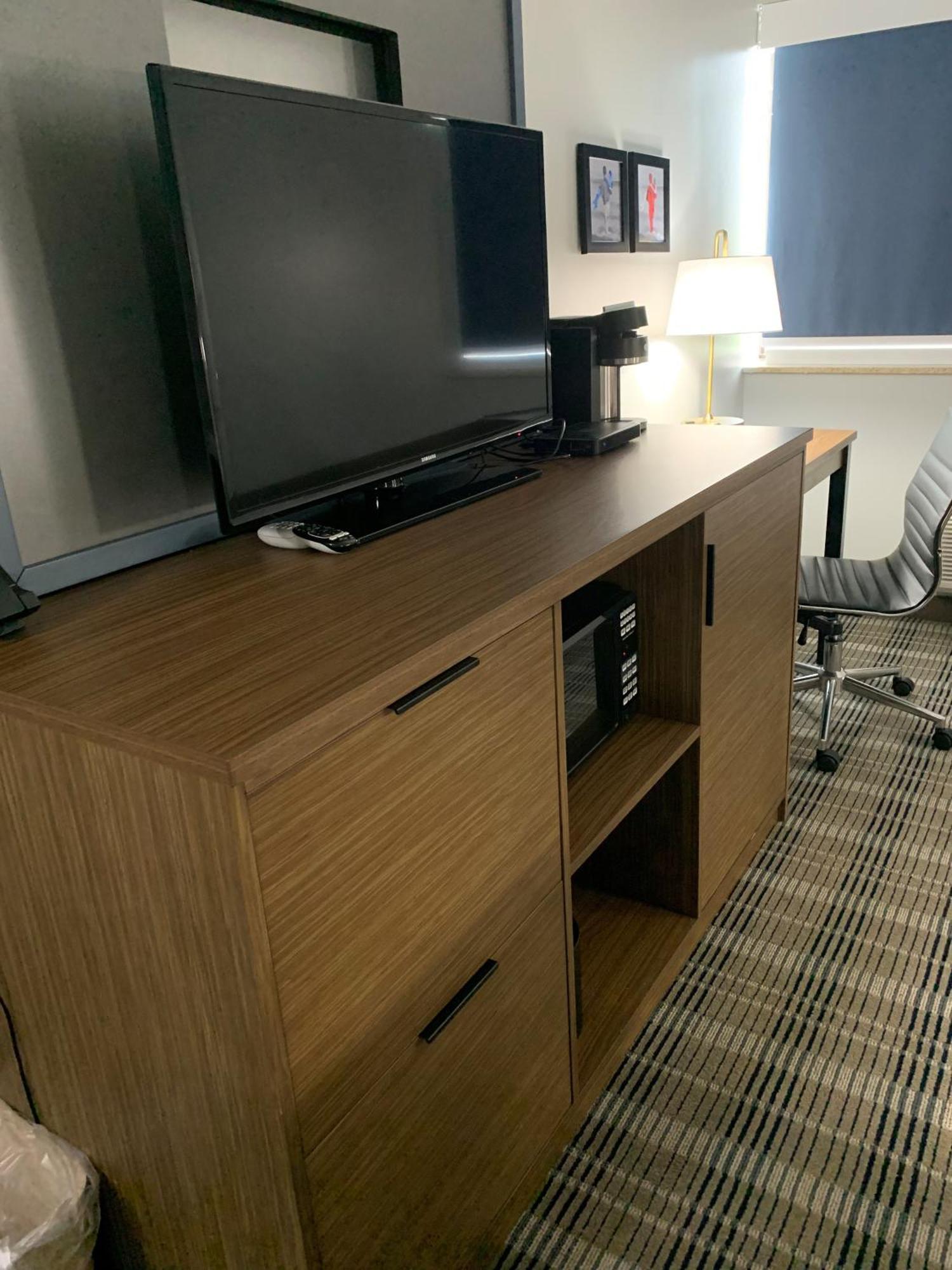 King Room with Mobility Access and Bathtub with Grab Bars, Non-Smoking