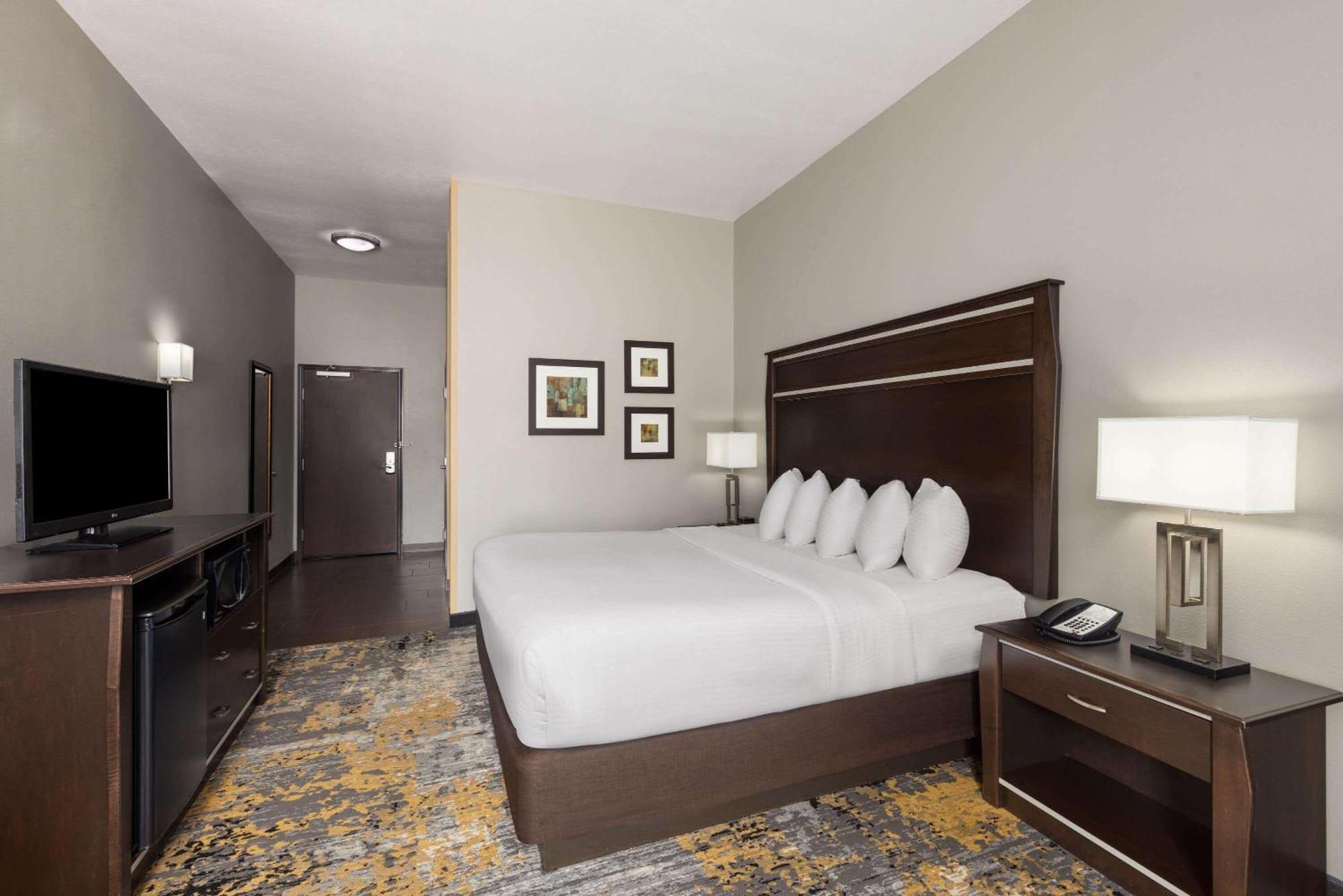 King Room with City View - Mobility Access/Non-Smoking