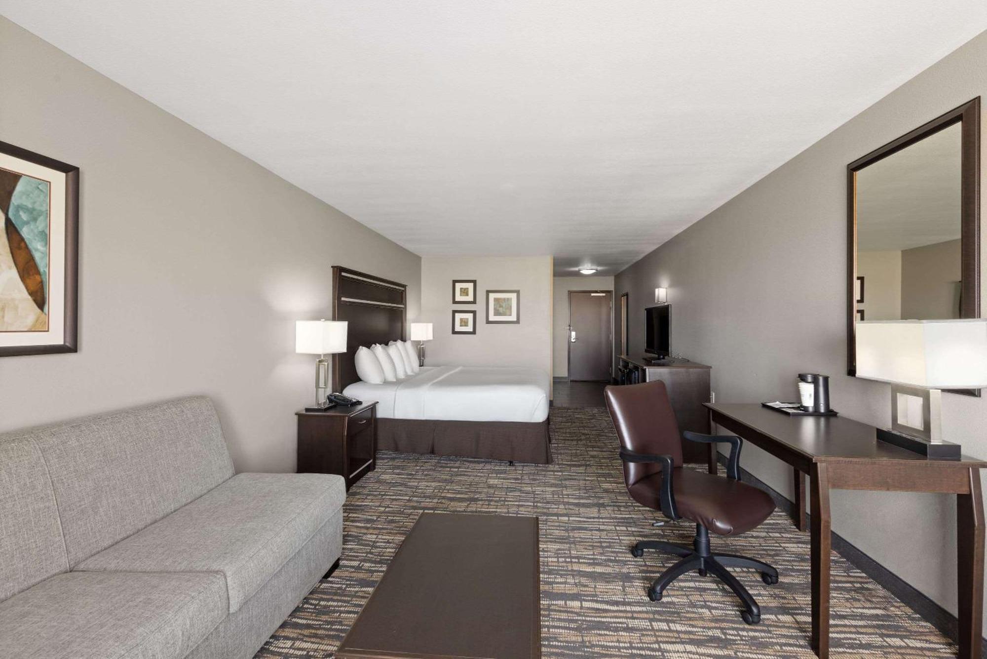Deluxe King Room with City View - Mobility Access/Non-Smoking