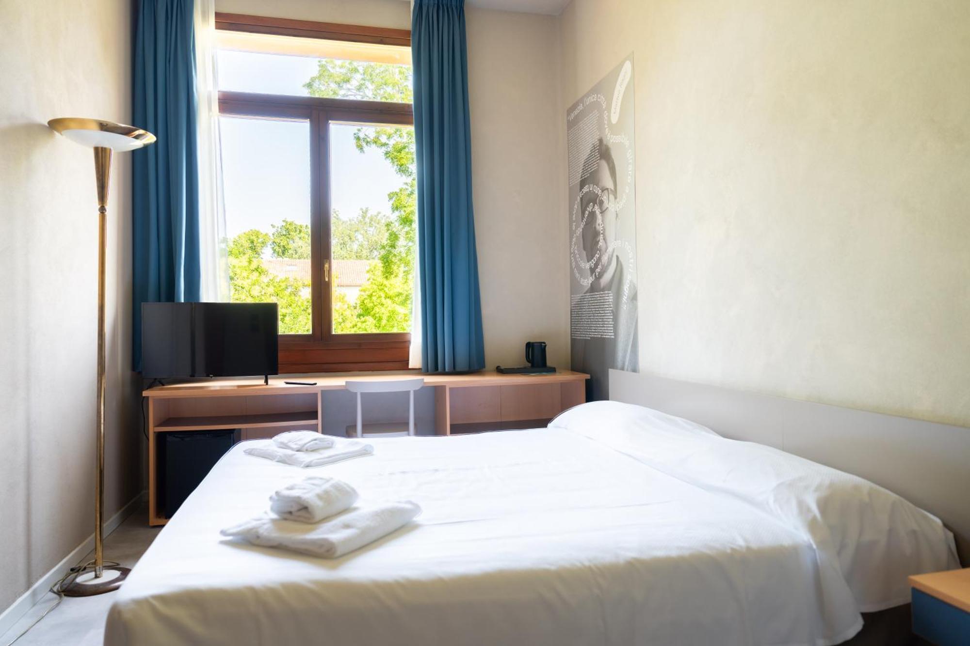 Habitación con cama extragrande.