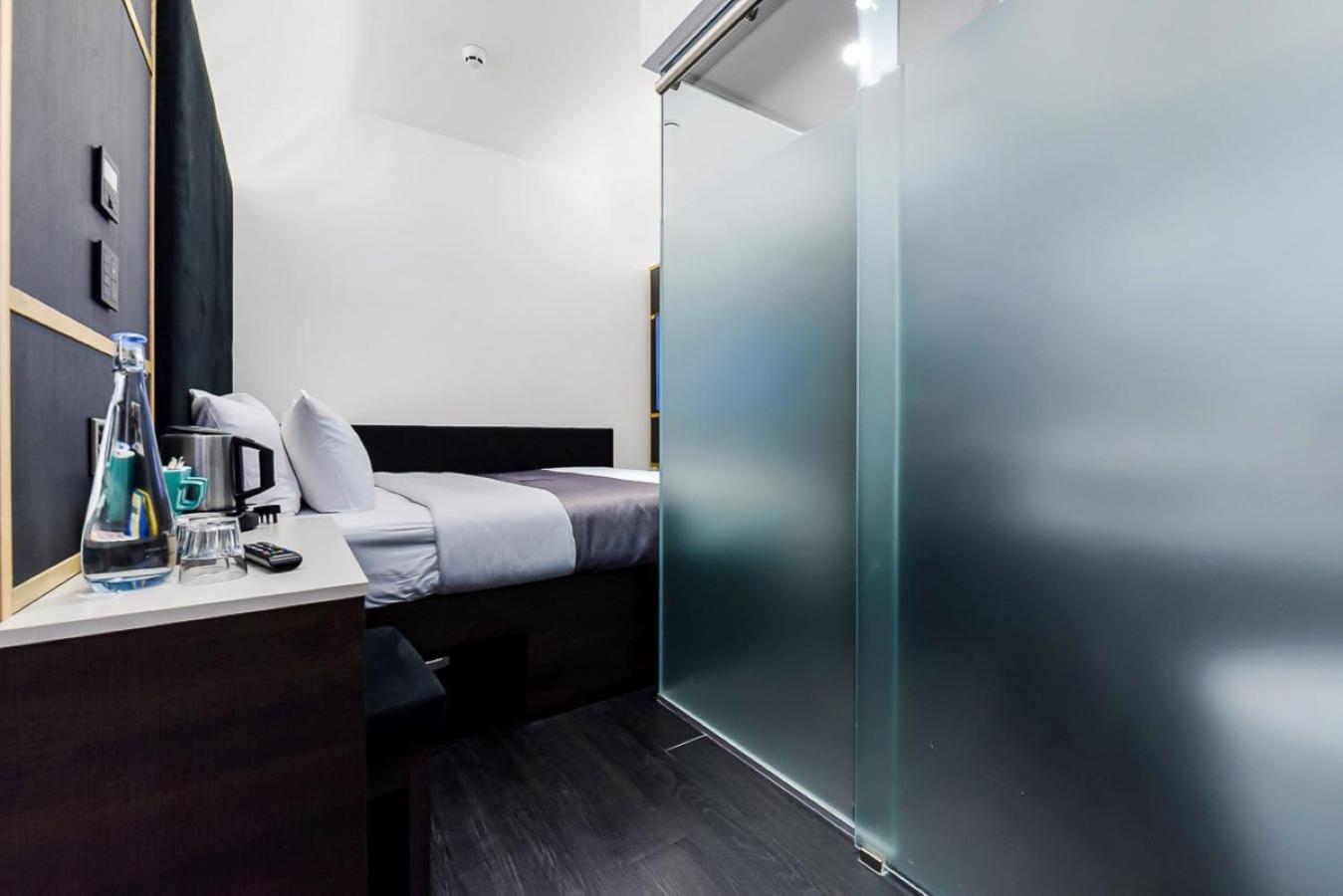 Habitación con cama grande (sin ventana)