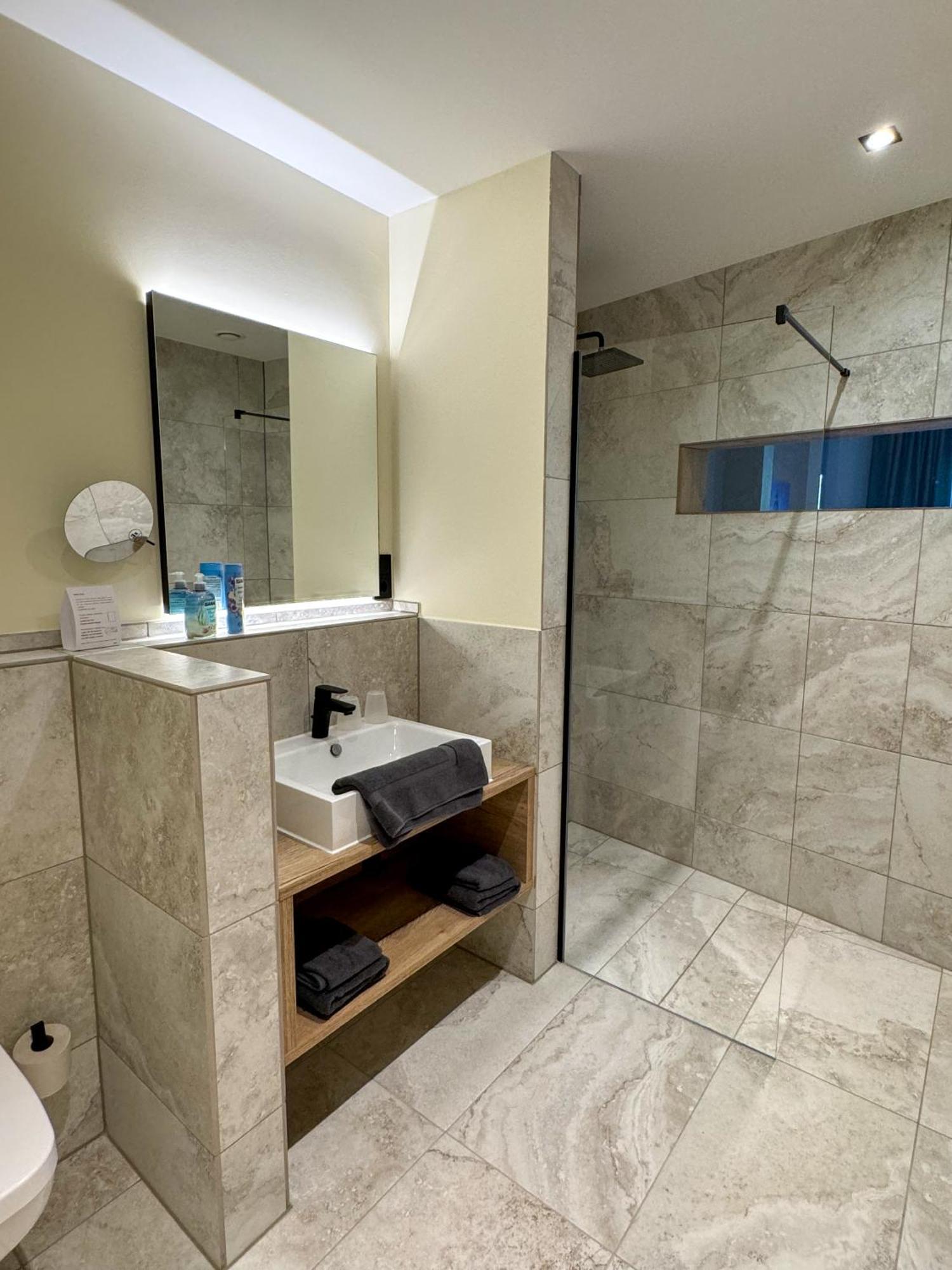 Junior suite with lake view and terrace