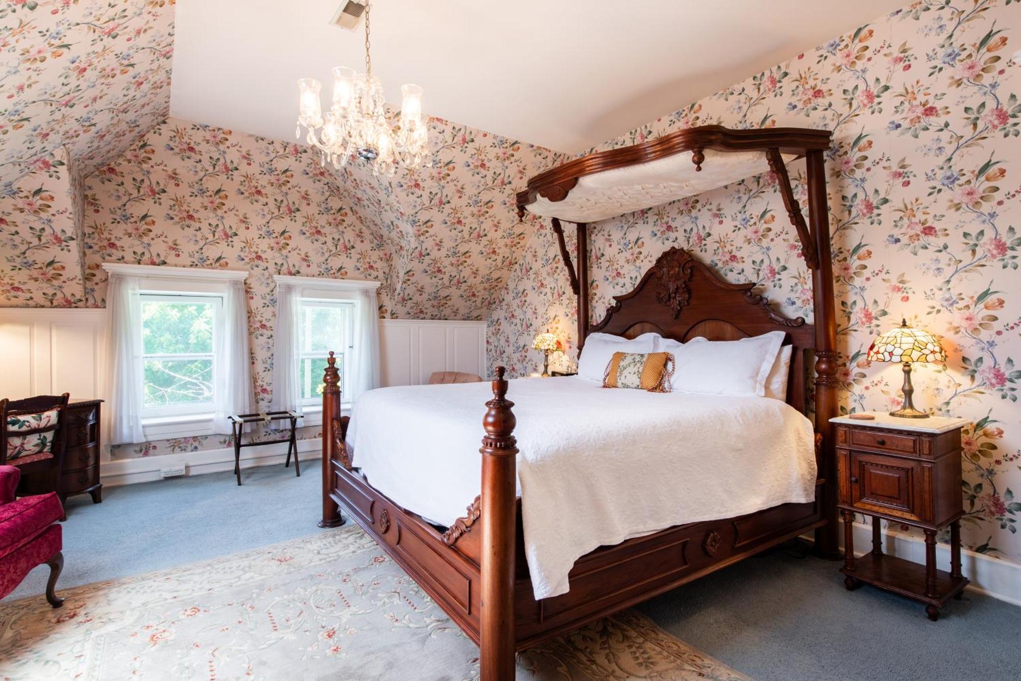Deluxe Queen Suite