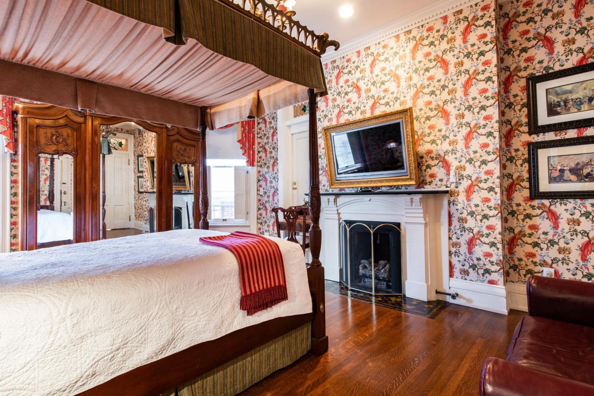 Deluxe Queen Suite