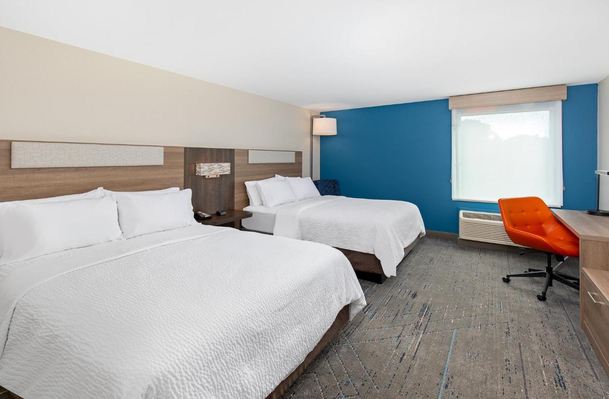 Standard Queen Room with Two Queen Beds and Tub - Mobility/Communications Accessible