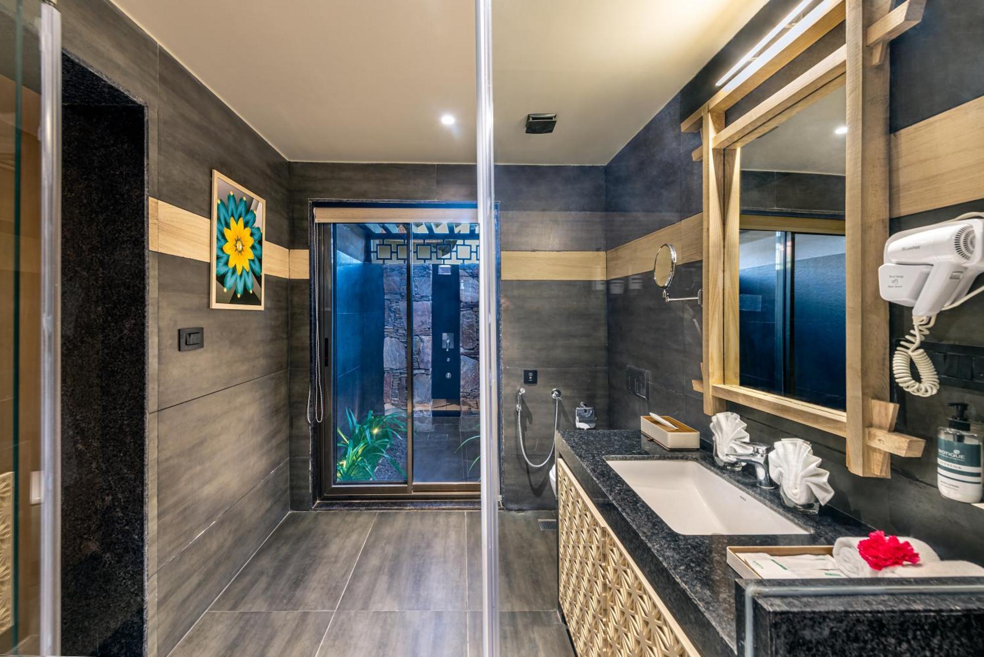 Elegant Room - King Bed: Enjoy 15% off food, soft beverages, and salon services; 20% off spa services; early check-in and late check-out of up to 2 hours (subject to availability)