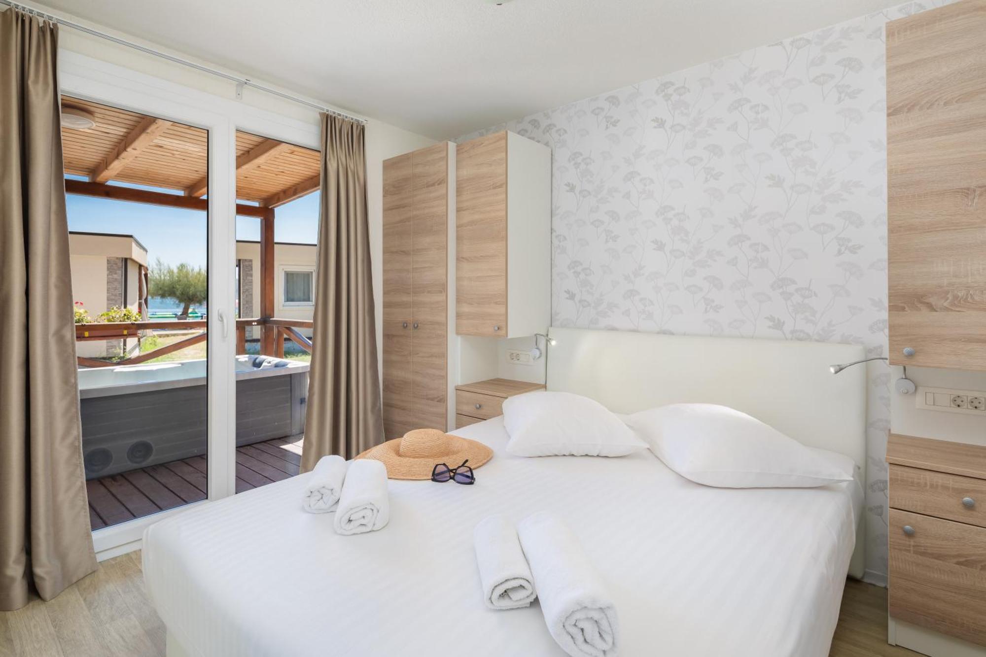 Relax Premium mobilház hidromasszázskáddal