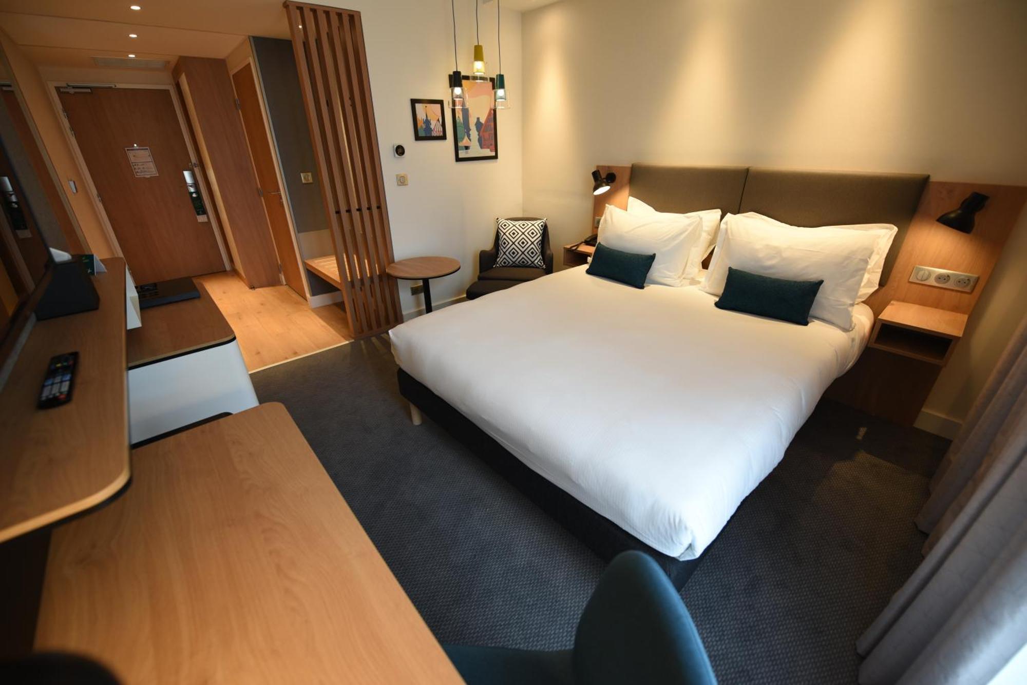 Standard Queen Room with Sofa Bed - Non-Smoking