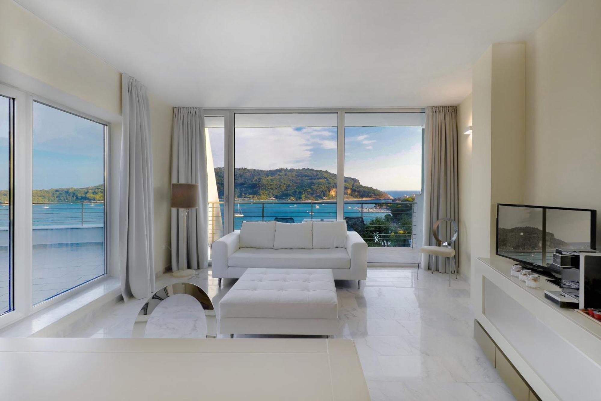 Deluxe Suite with Sea View
