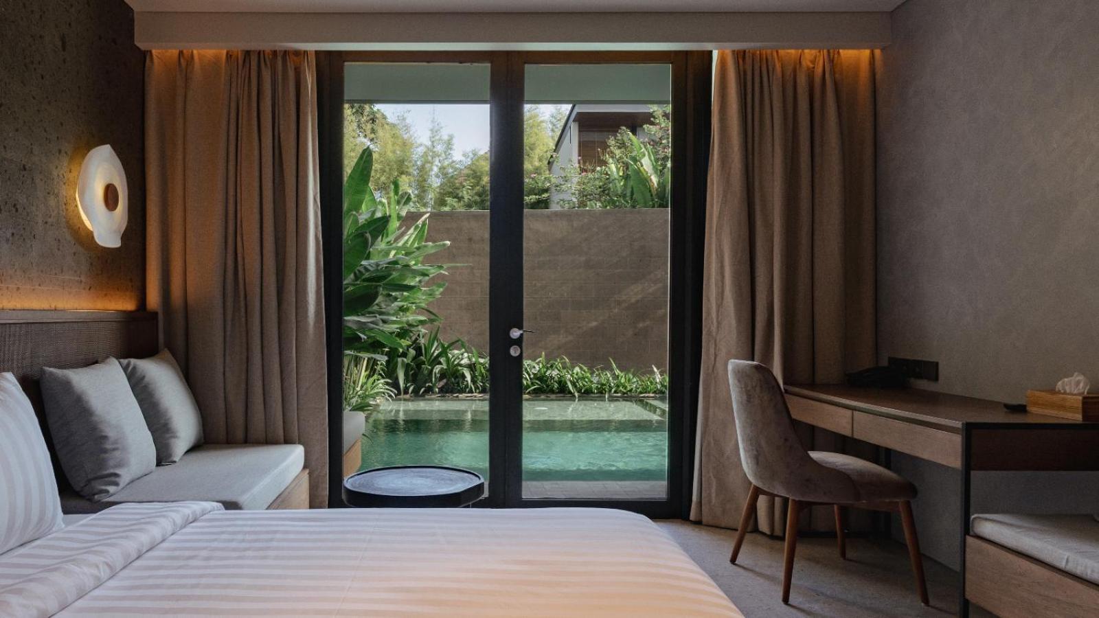 Deluxe Pool Access With Bathtub