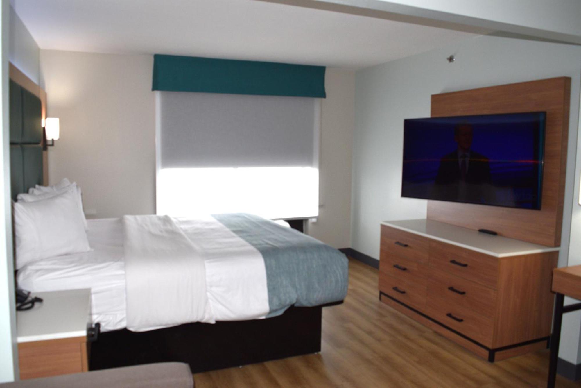 King Room with Walk-In Shower - Mobility Accessible/Non-Smoking