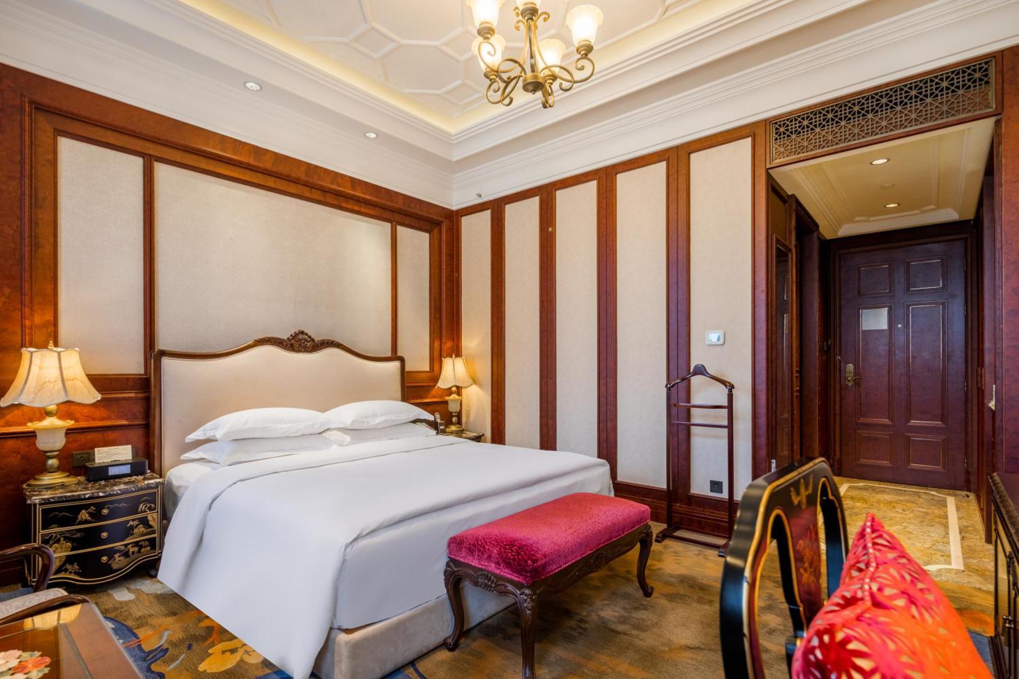Deluxe Queen Room City View