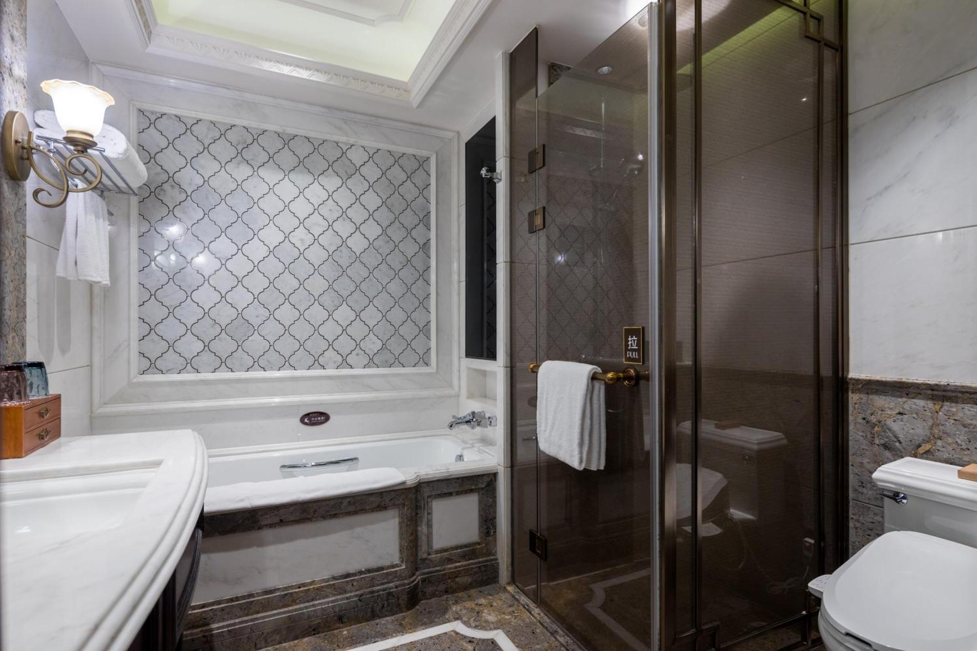 Deluxe Queen Room City View