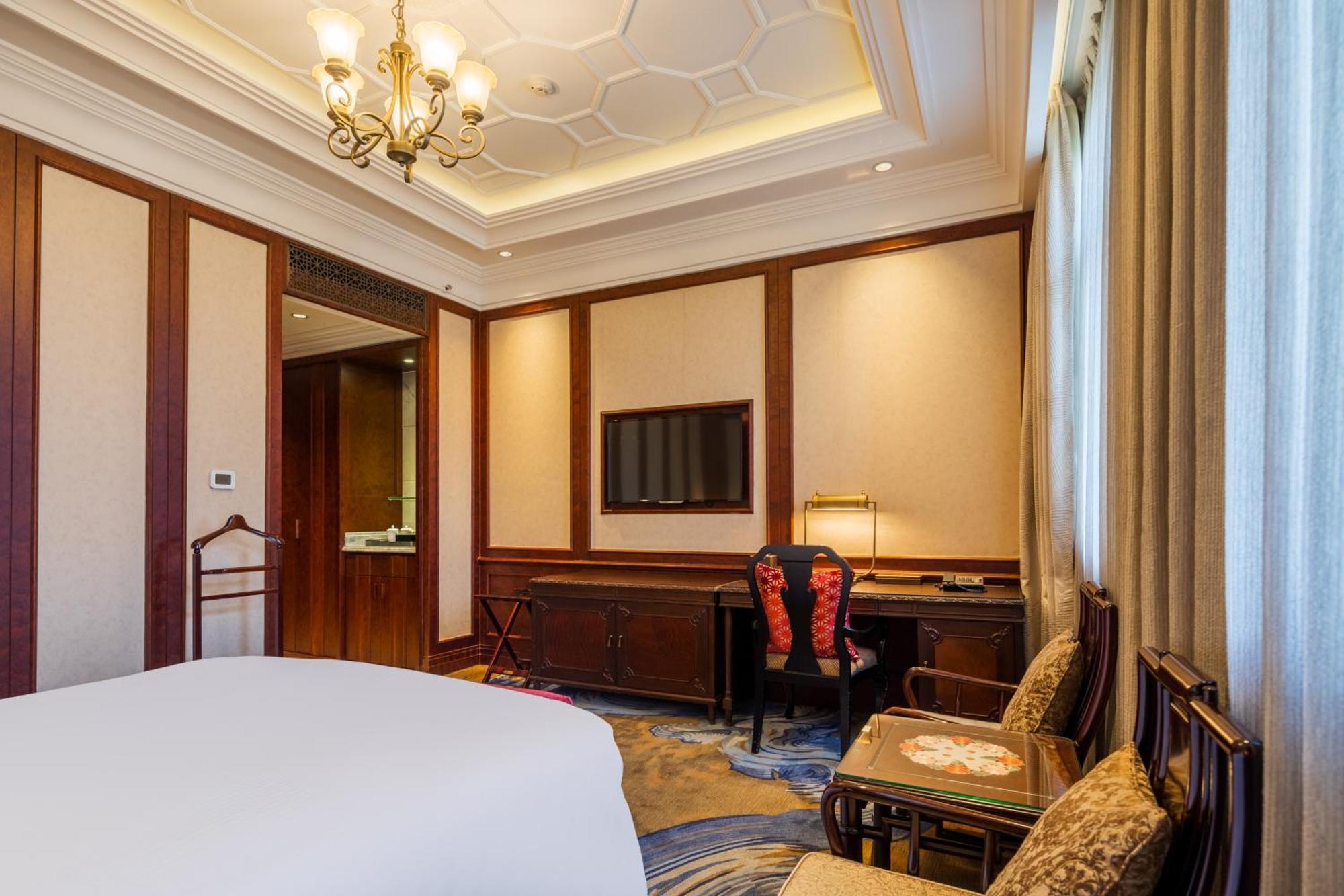 Deluxe Queen Room City View