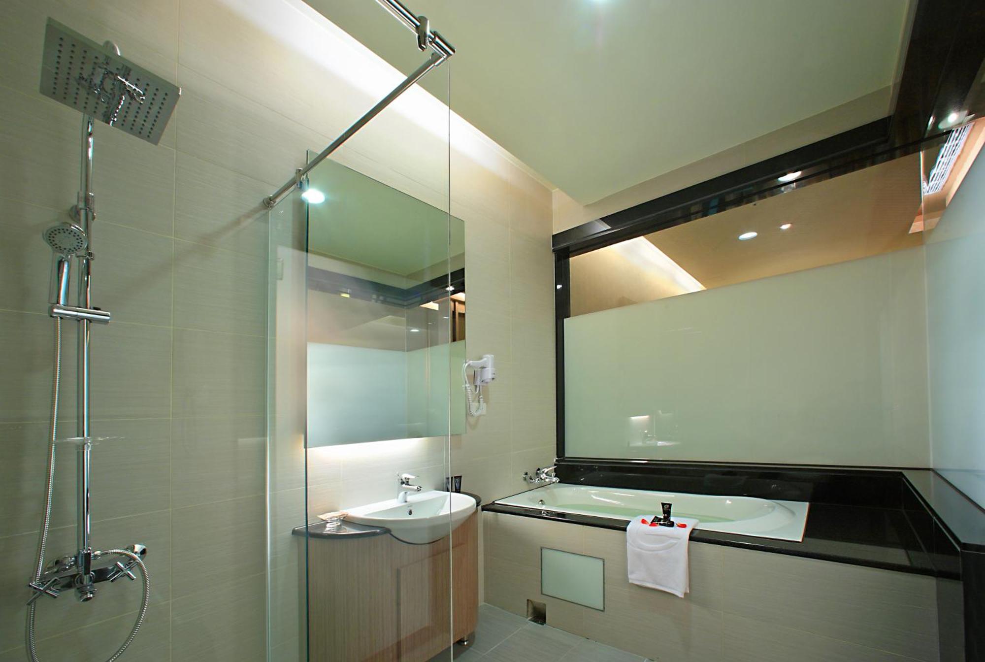 Quadruple Room (1 double bed and 2 single beds)