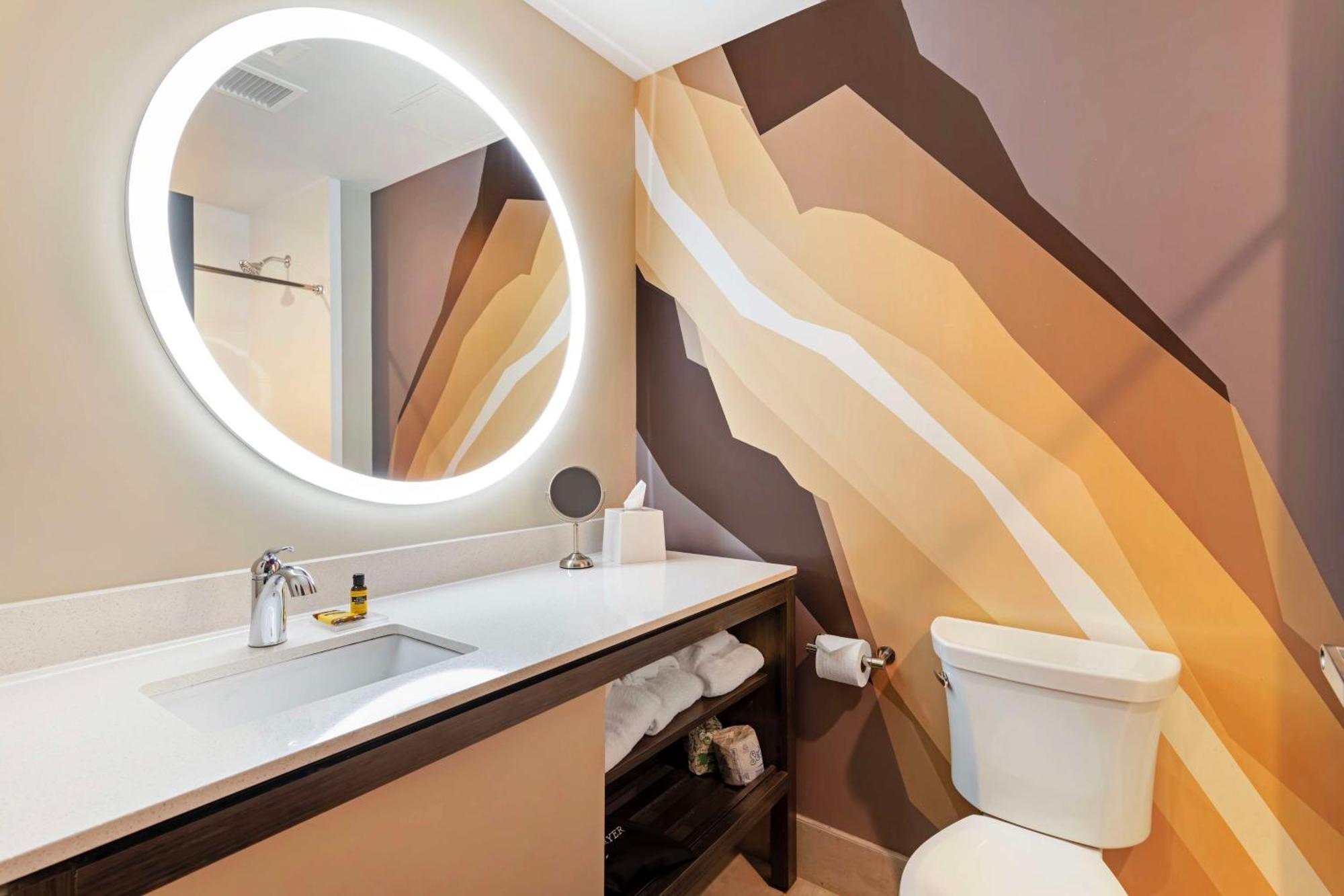 One-Bedroom Queen Suite with Two Queen Beds, Sofa Bed, Kitchenette and Park View - Disability Access/Non-Smoking