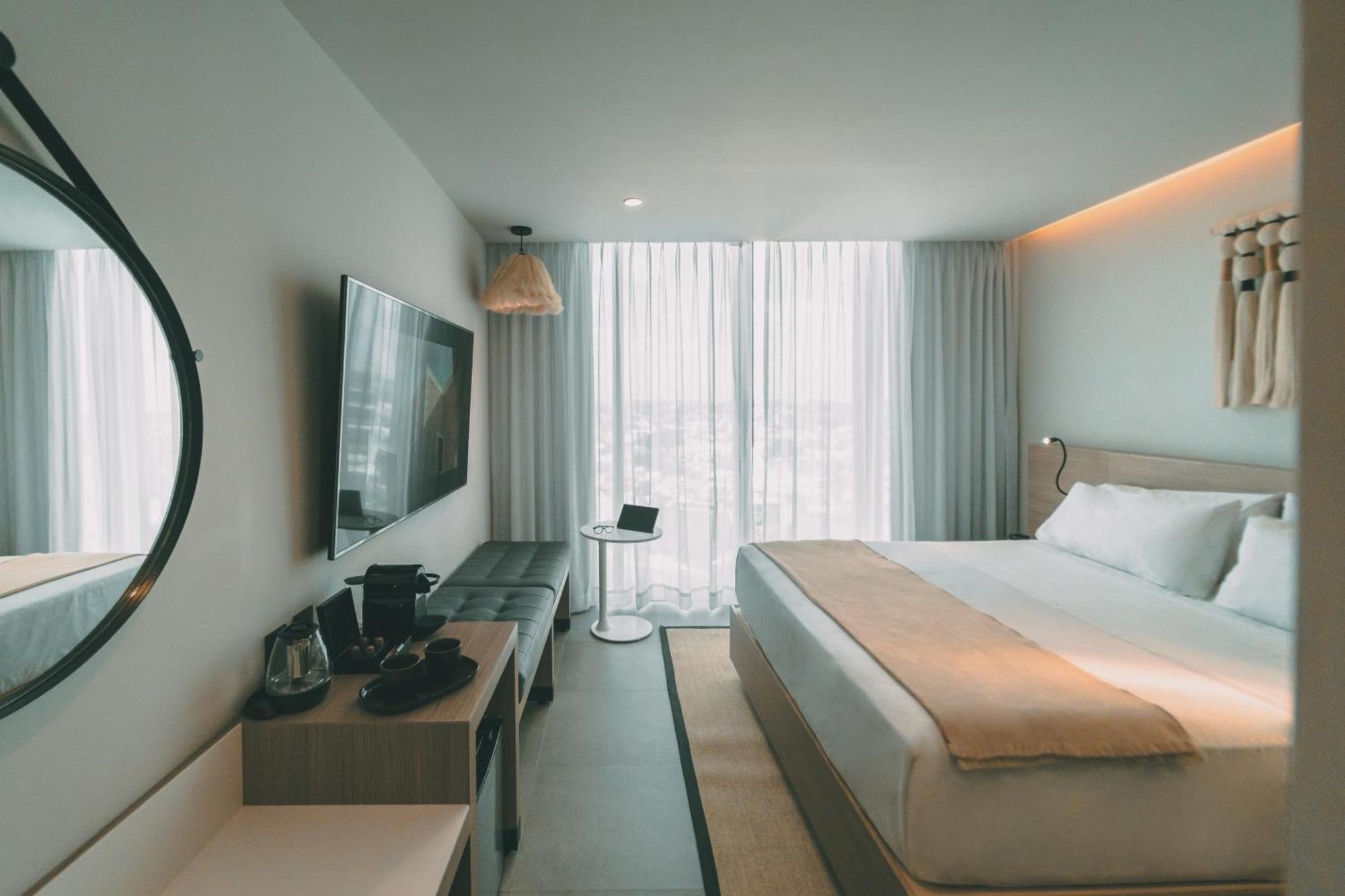 Premium Corner King Room with City View - High Floor