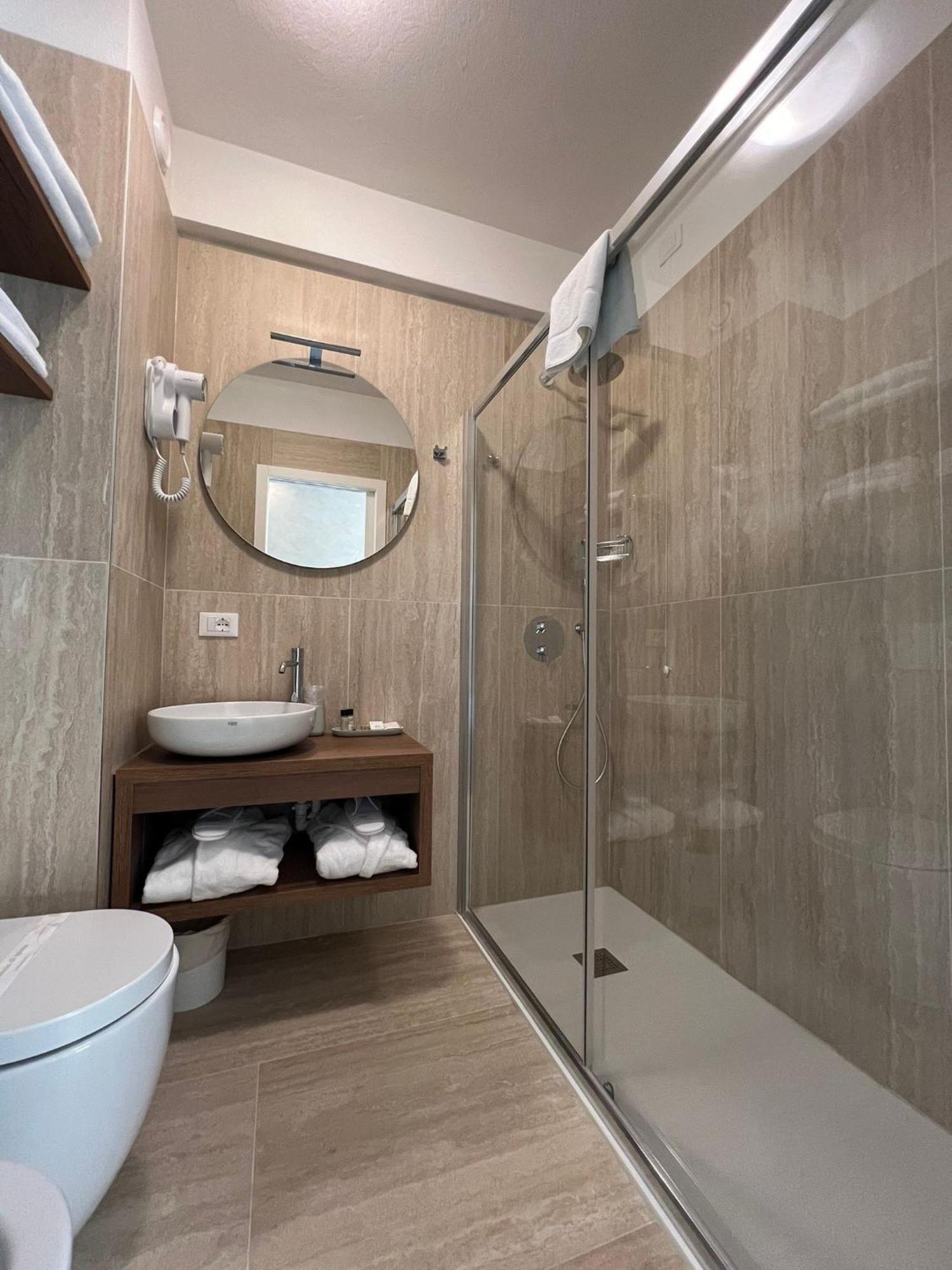 Business Queen Room