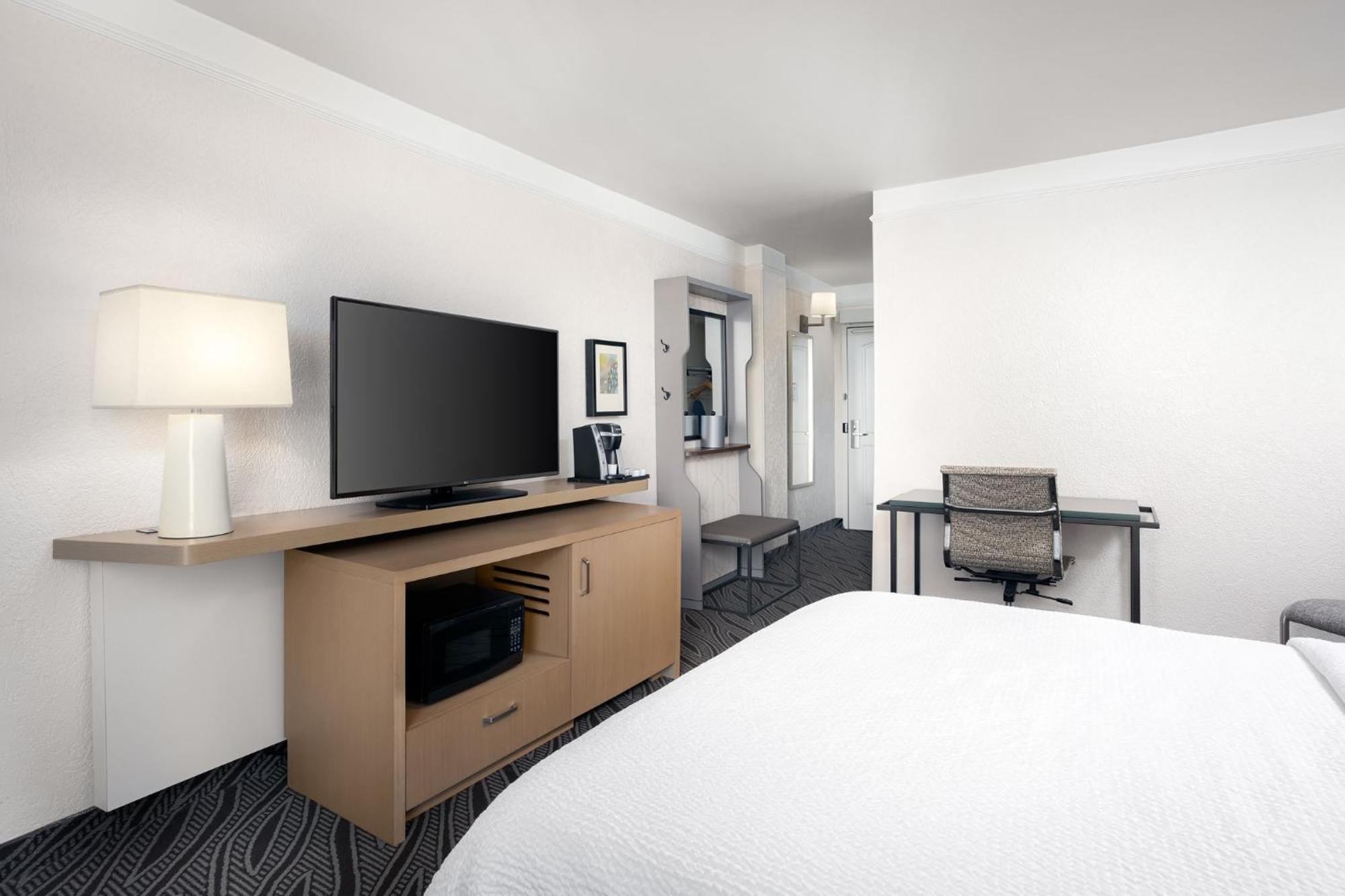 Standard Queen Room with Communications Accessible Roll-In Shower