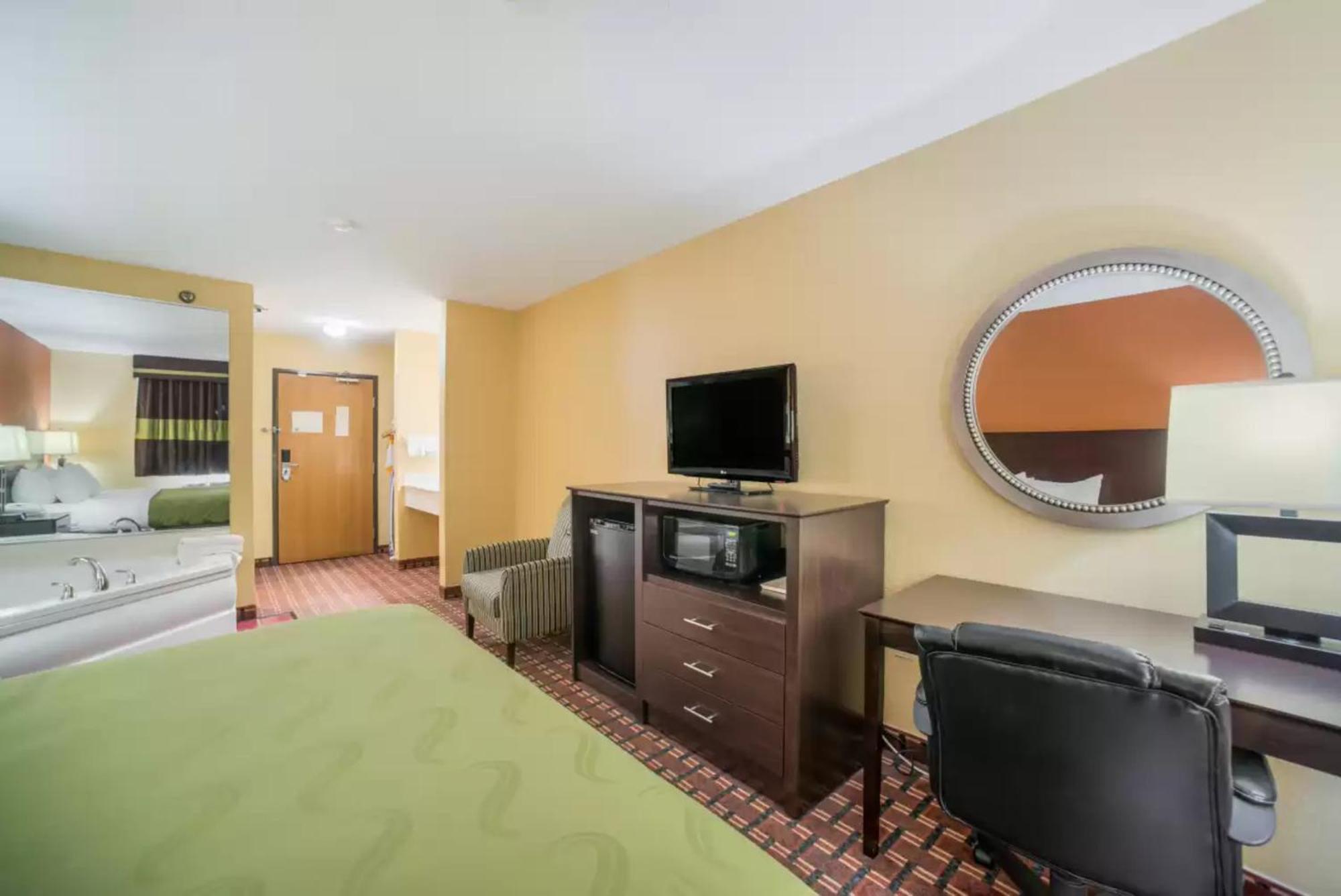 Large King Room with Whirlpool - Non Smoking