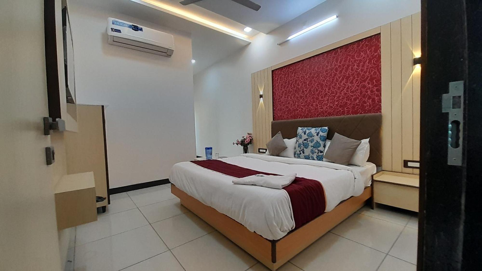 Deluxe Queen Room