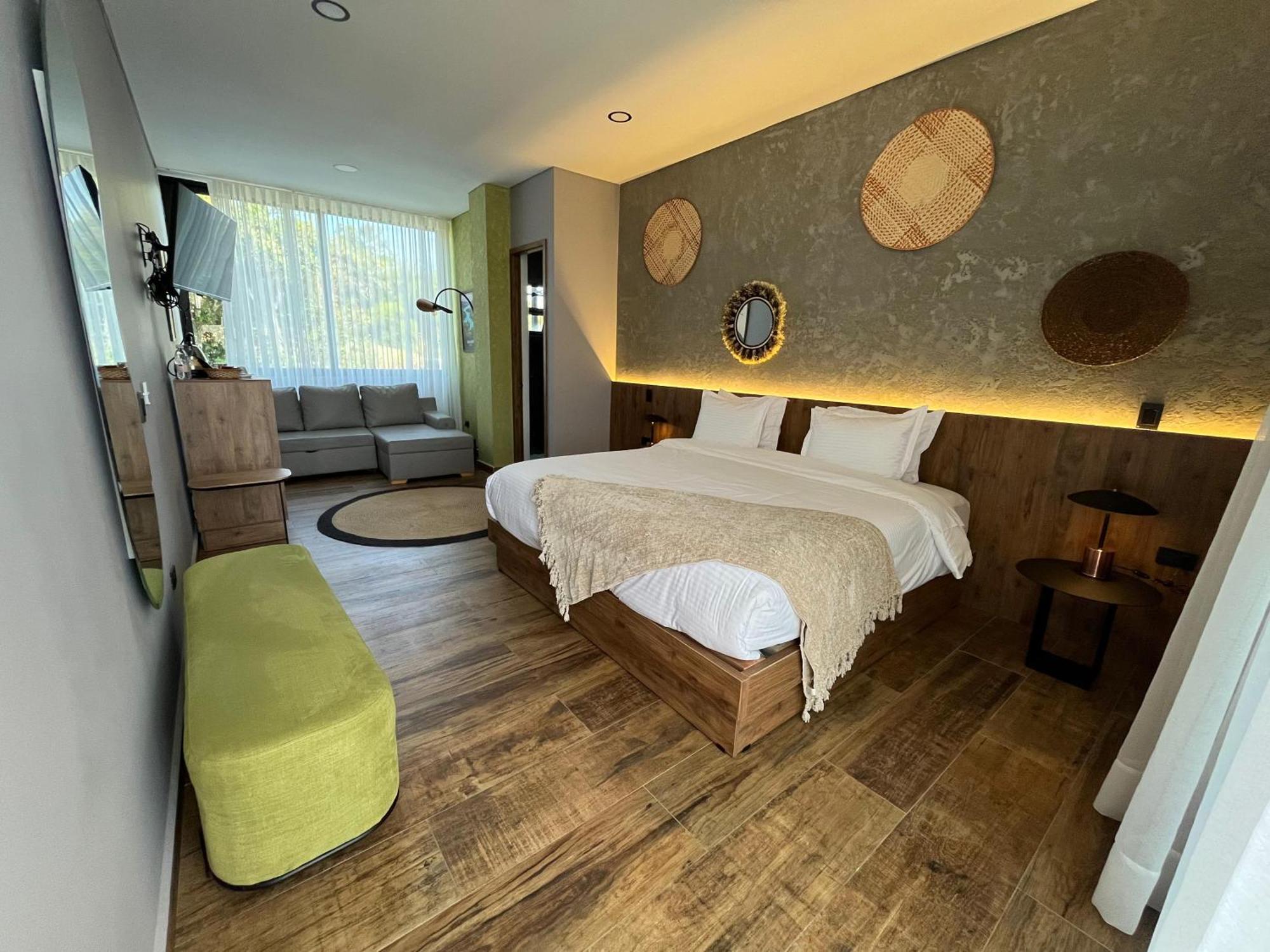 Habitación con cama extragrande.