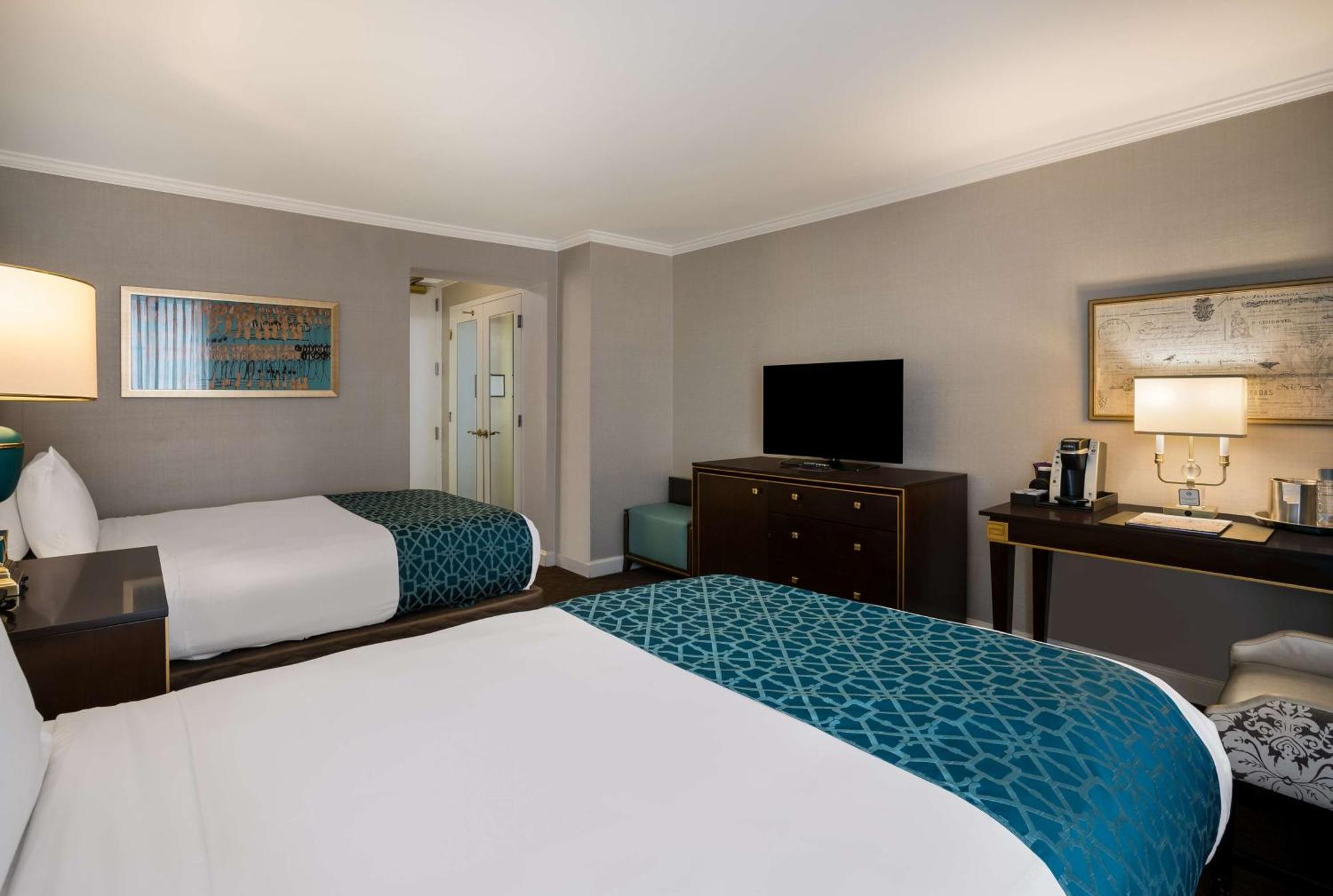 Quarto com 2 Camas de Casal Interno Acessível para Pessoas com Deficiência Auditiva