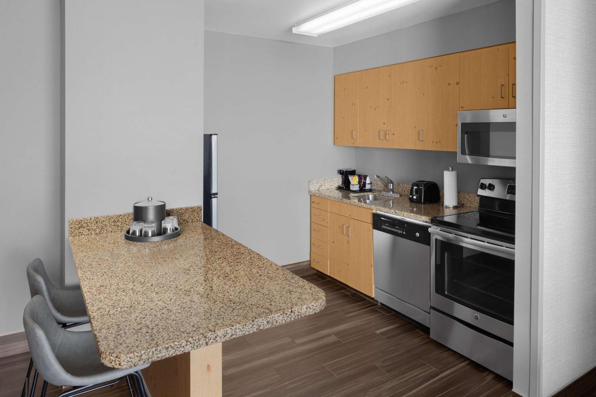 One-Bedroom King Suite with Kitchen - Non-Smoking