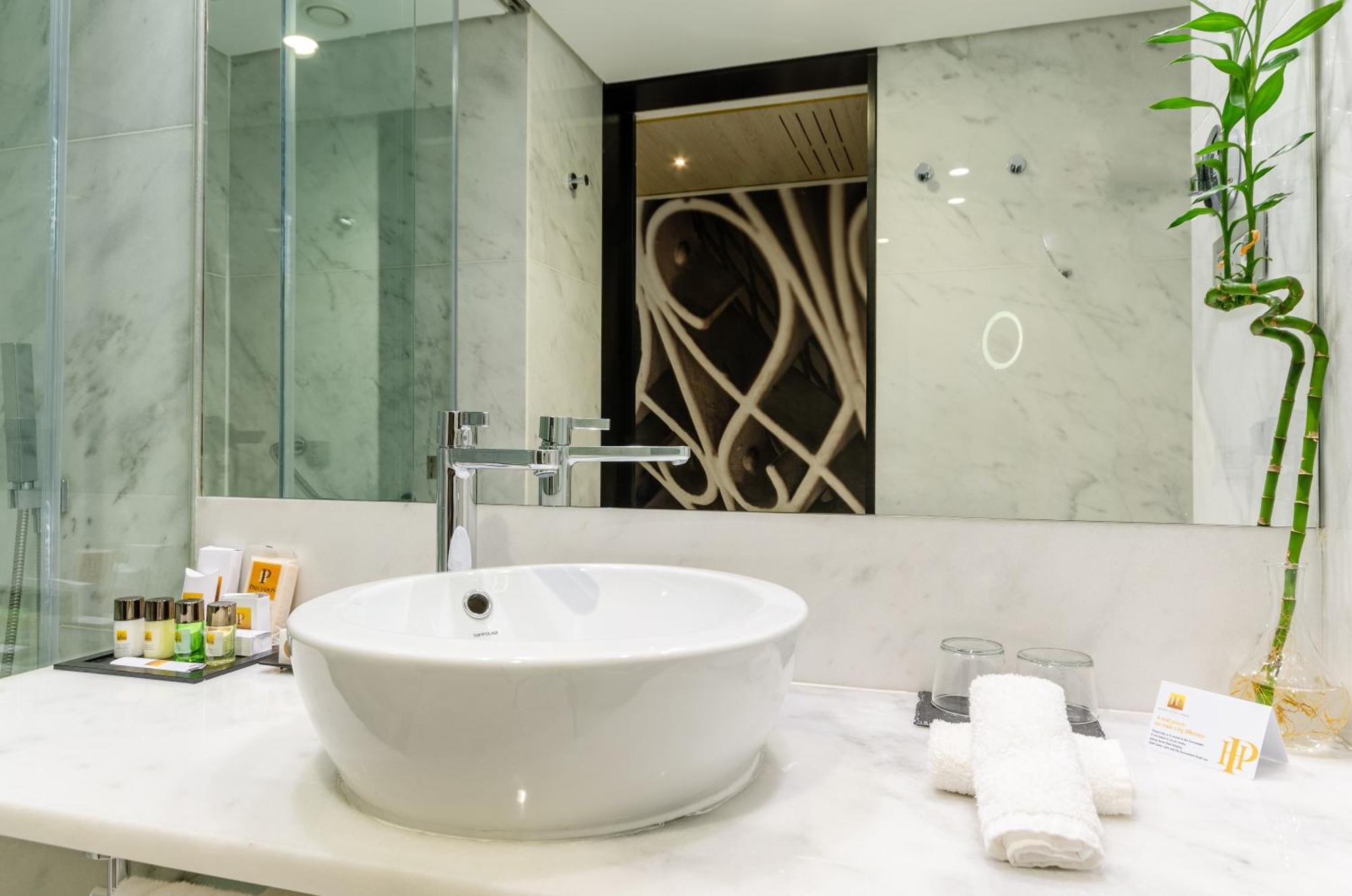 Quarto individual confort com vista da rua