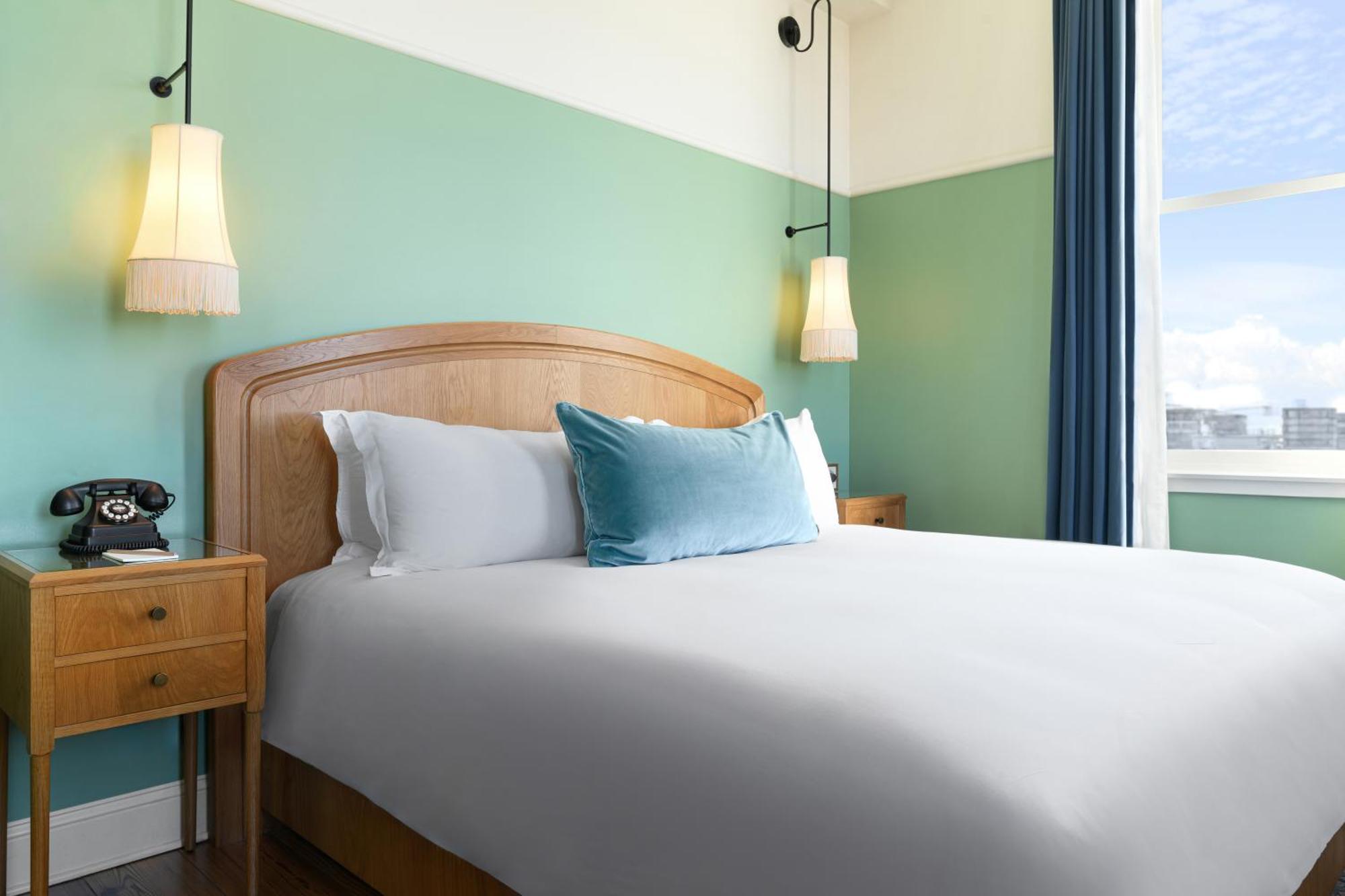 Suite Junior con cama extragrande y zona de estar