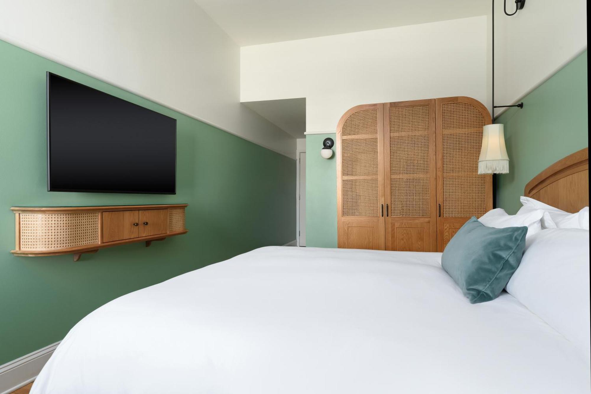 Habitación adaptada para personas de movilidad reducida con cama extragrande y ducha a ras de suelo