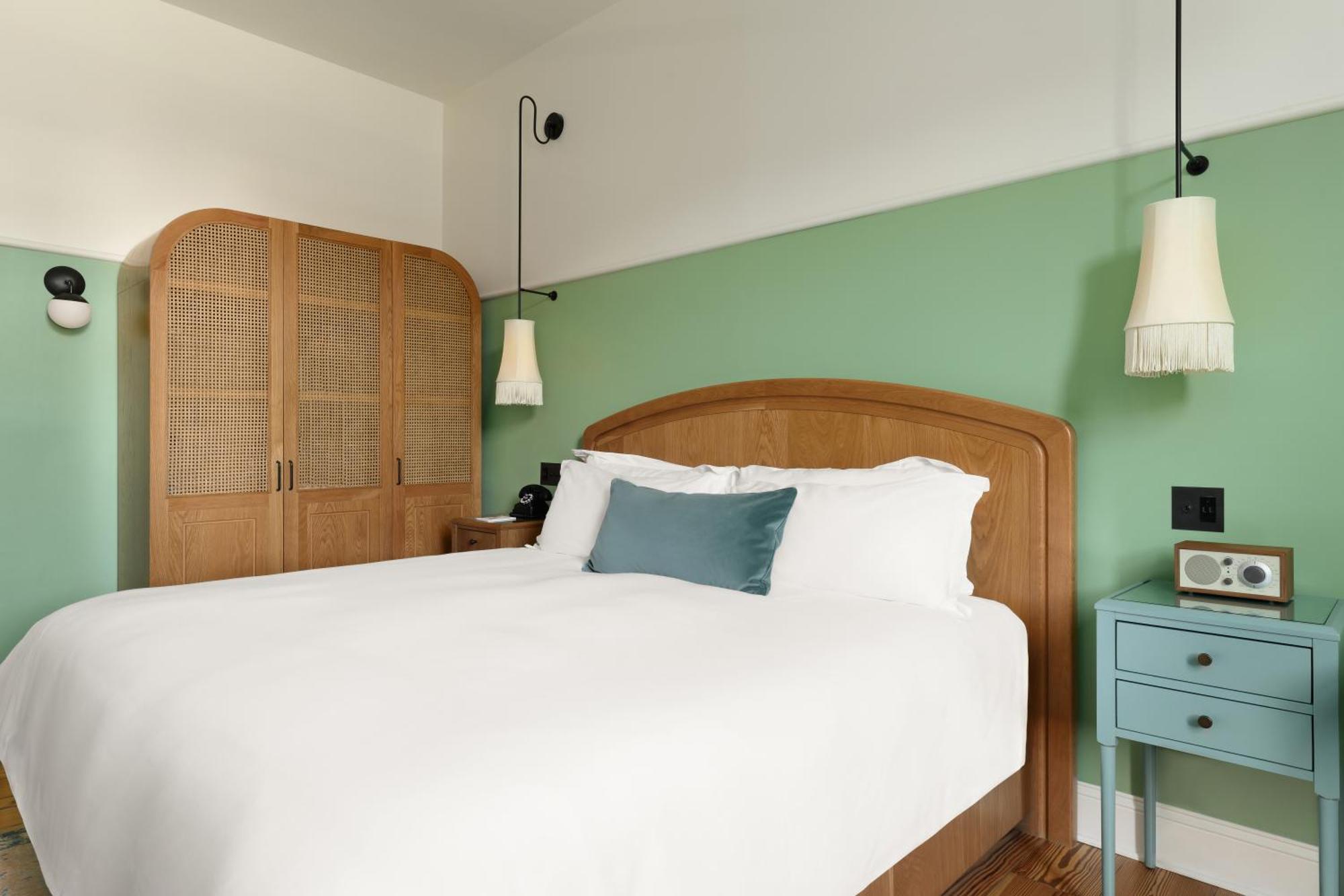 Habitación con cama extragrande.