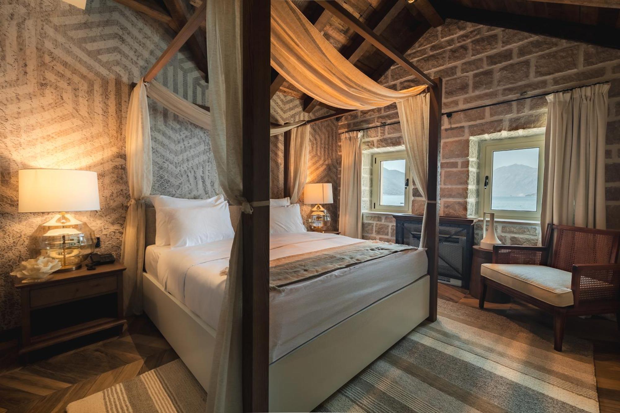 Superior Queen Room - Historical Building