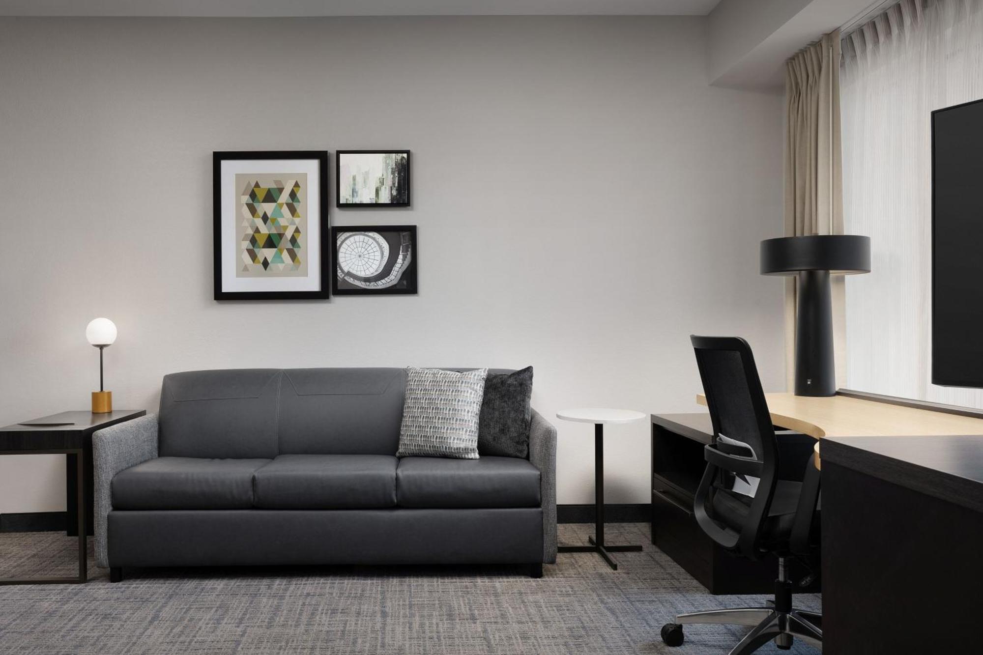 Estudio con cama extragrande y sofá cama