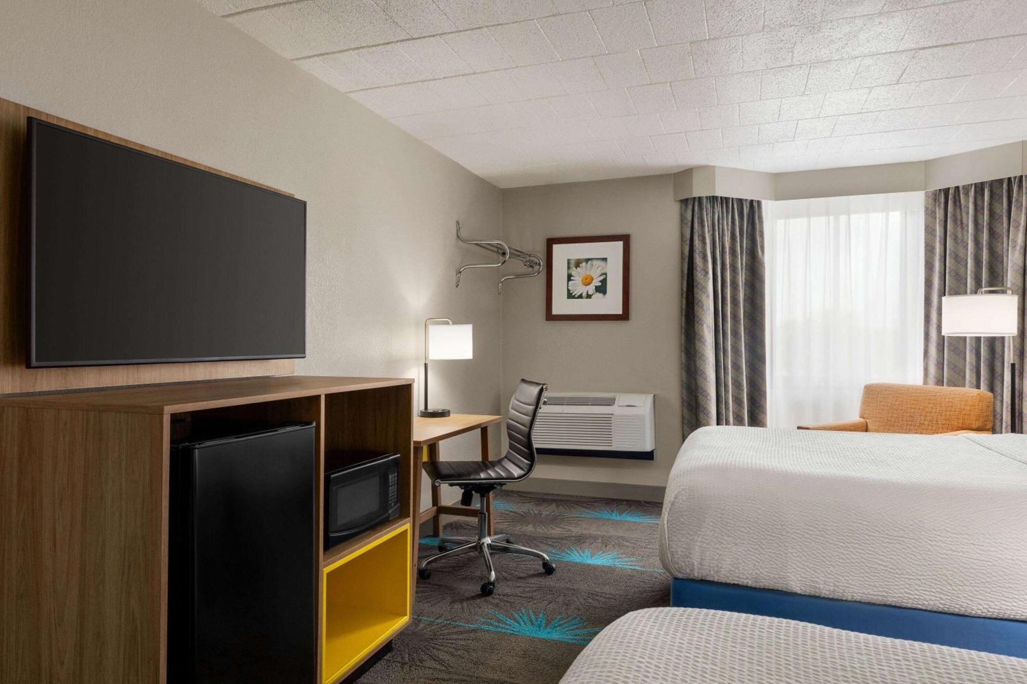 Deluxe Queen Room with Two Queen Beds - Non-Smoking