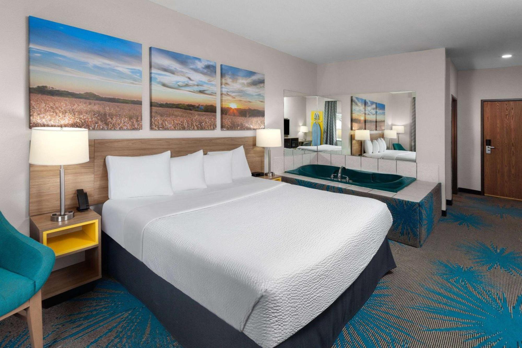 1 King Bed Studio Suite Hot Tub Non-Smoking