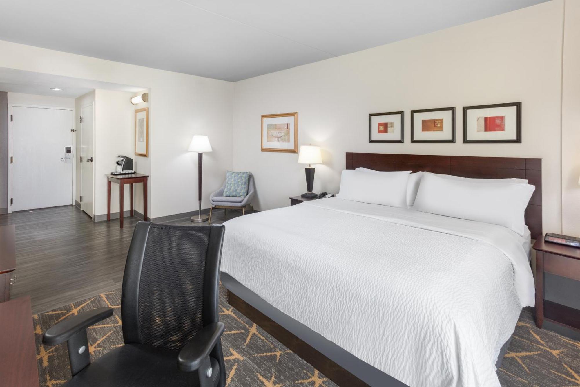 Standard King Room Communications or Mobility Accessible