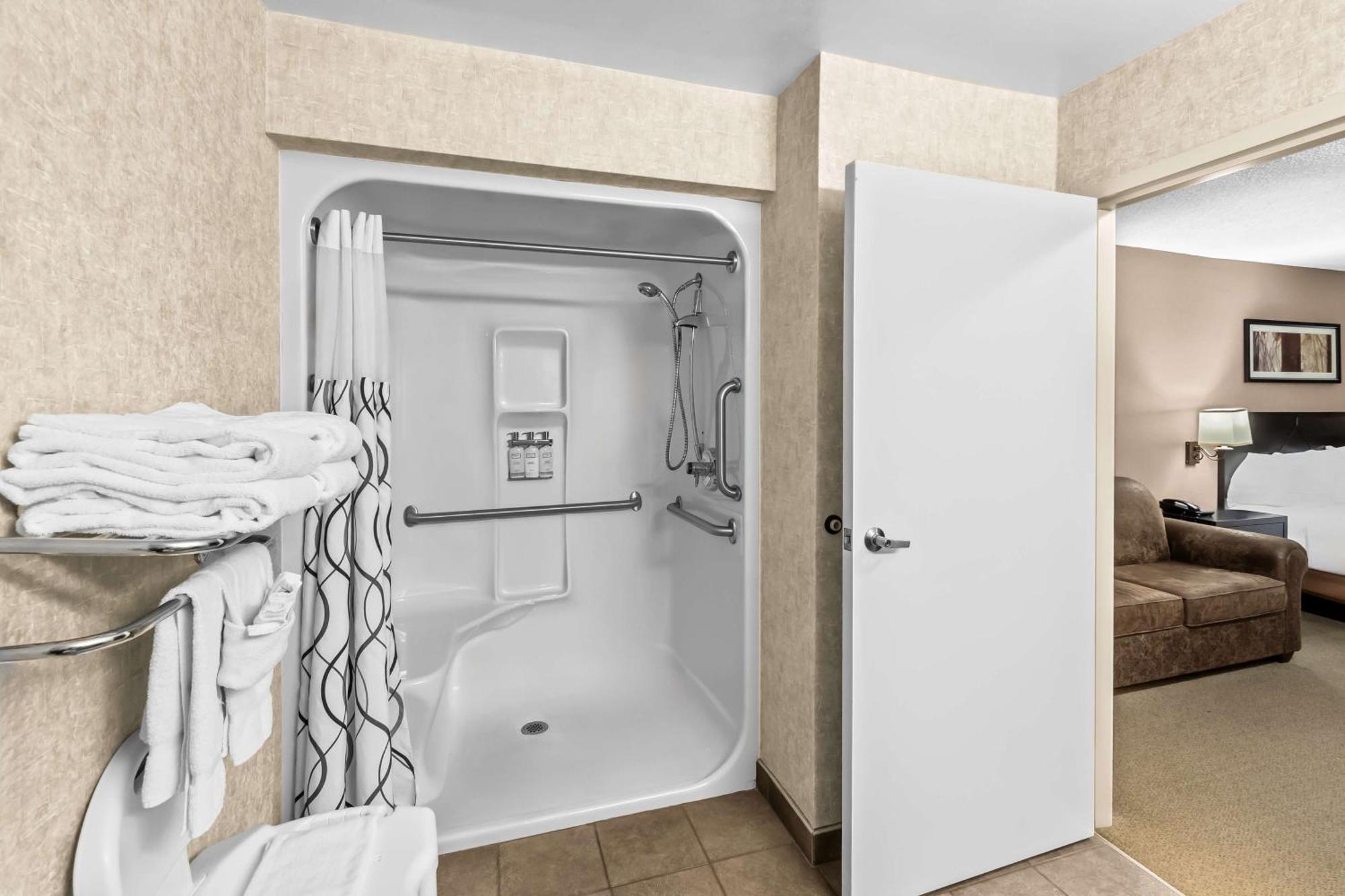 Queen Room with Sofa Bed and Walk-In Shower - Disability Access/Non-Smoking