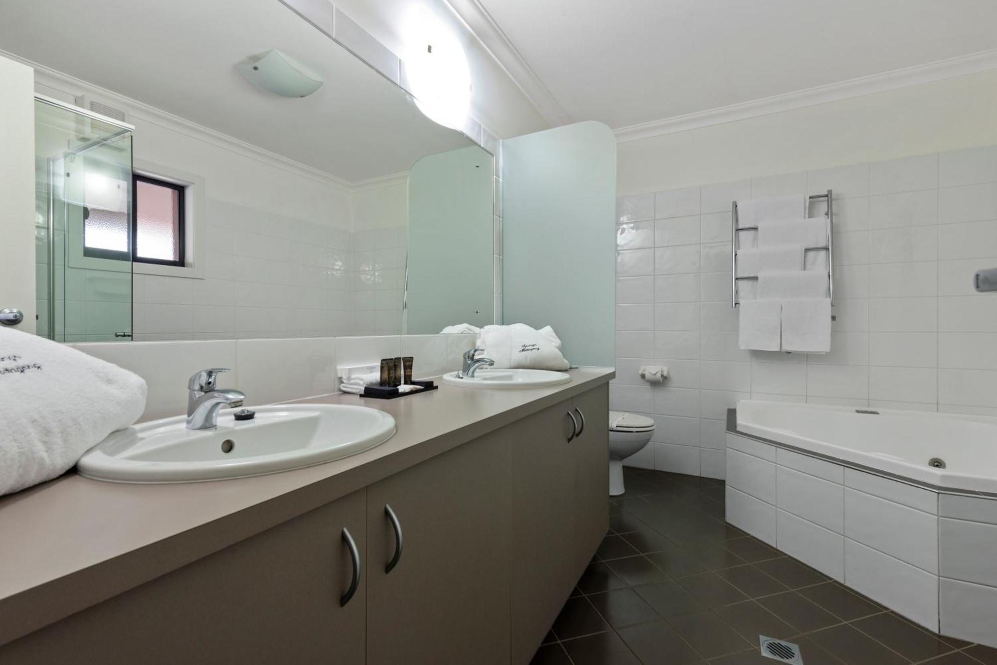 Deluxe King Room with Spa Bath