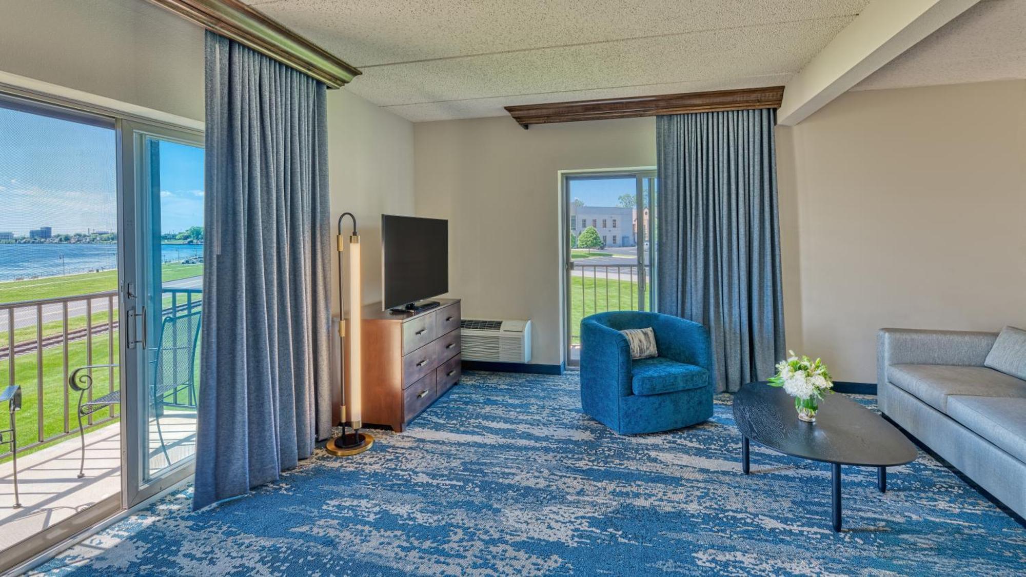 Deluxe King Room with Water View