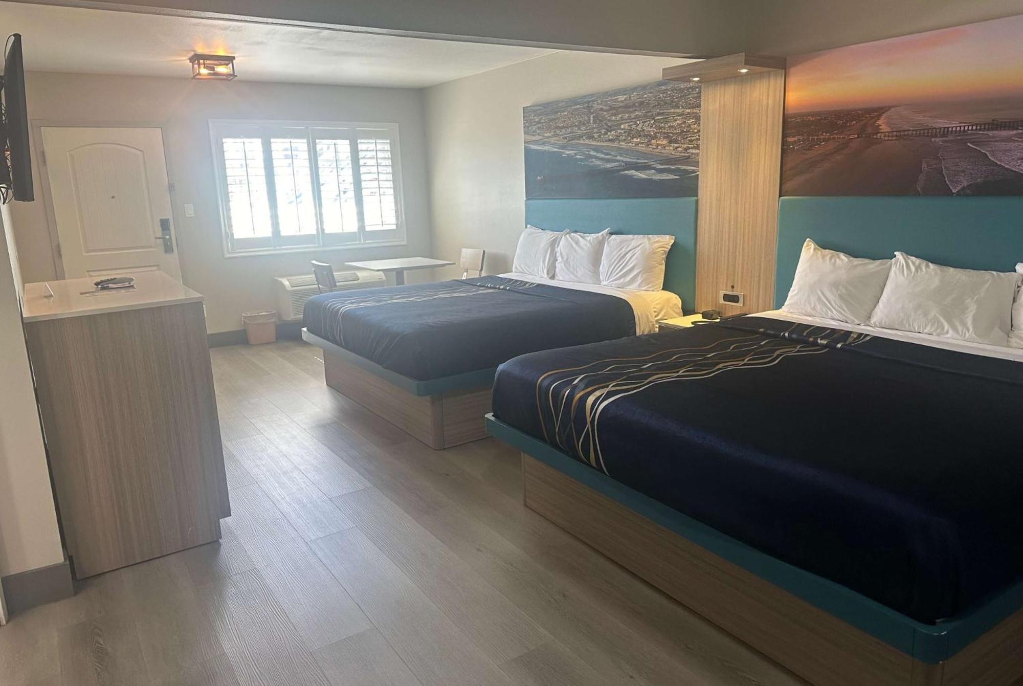 King Room with Roll-In Shower - Mobility Accessible/Non-Smoking