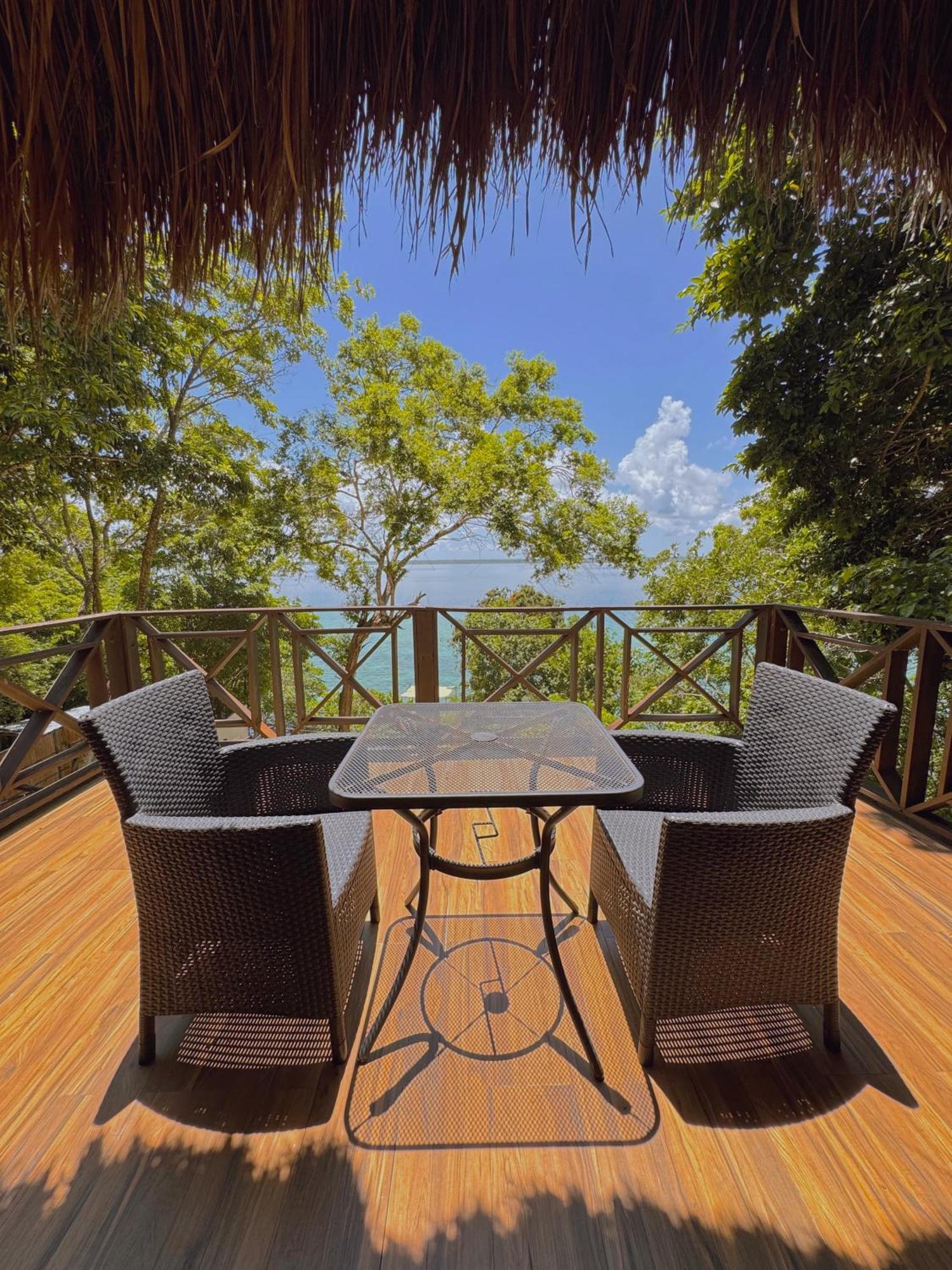 Suite con cama extragrande y vistas al mar