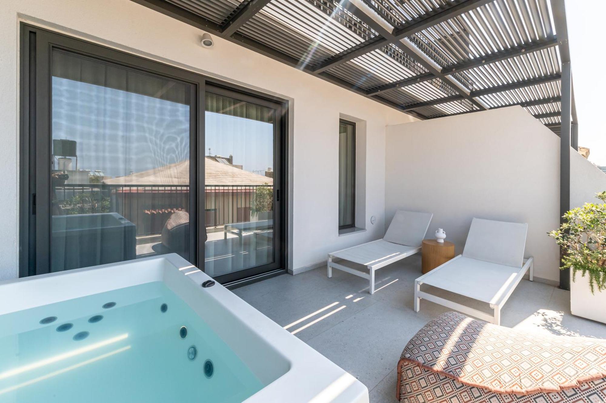 Junior Suite Outdoor Jetted Tub,1610341402:JPEG