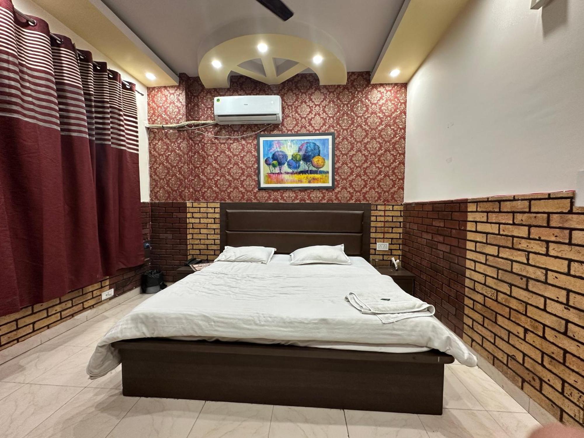 Deluxe Double Room (2 Adults + 1 Child)