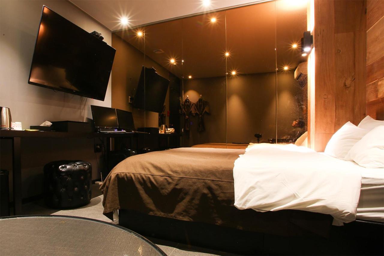 Gold Mirror Netflix Room (radom bathtub)