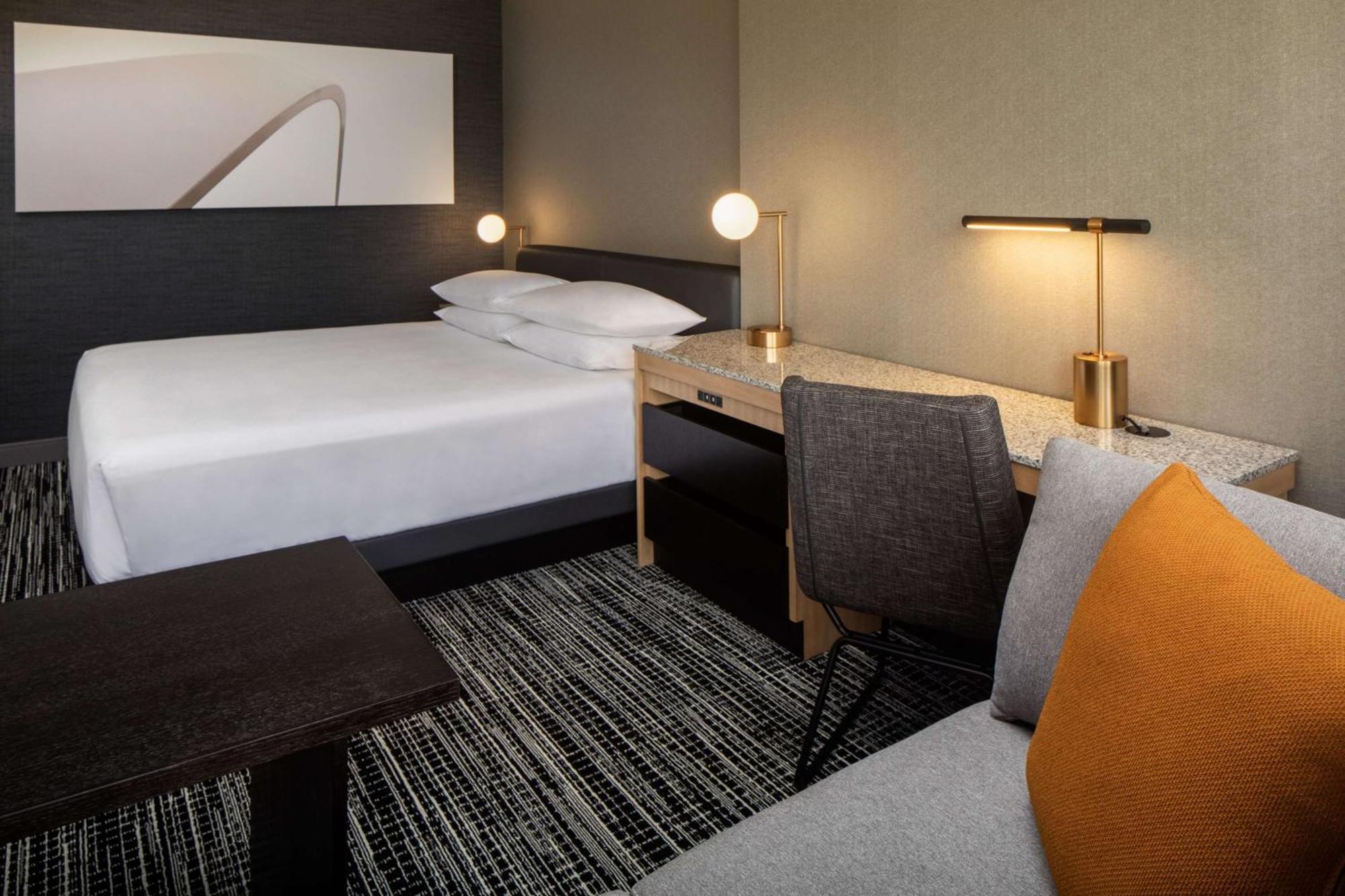 Zimmer mit Kingsize-Bett