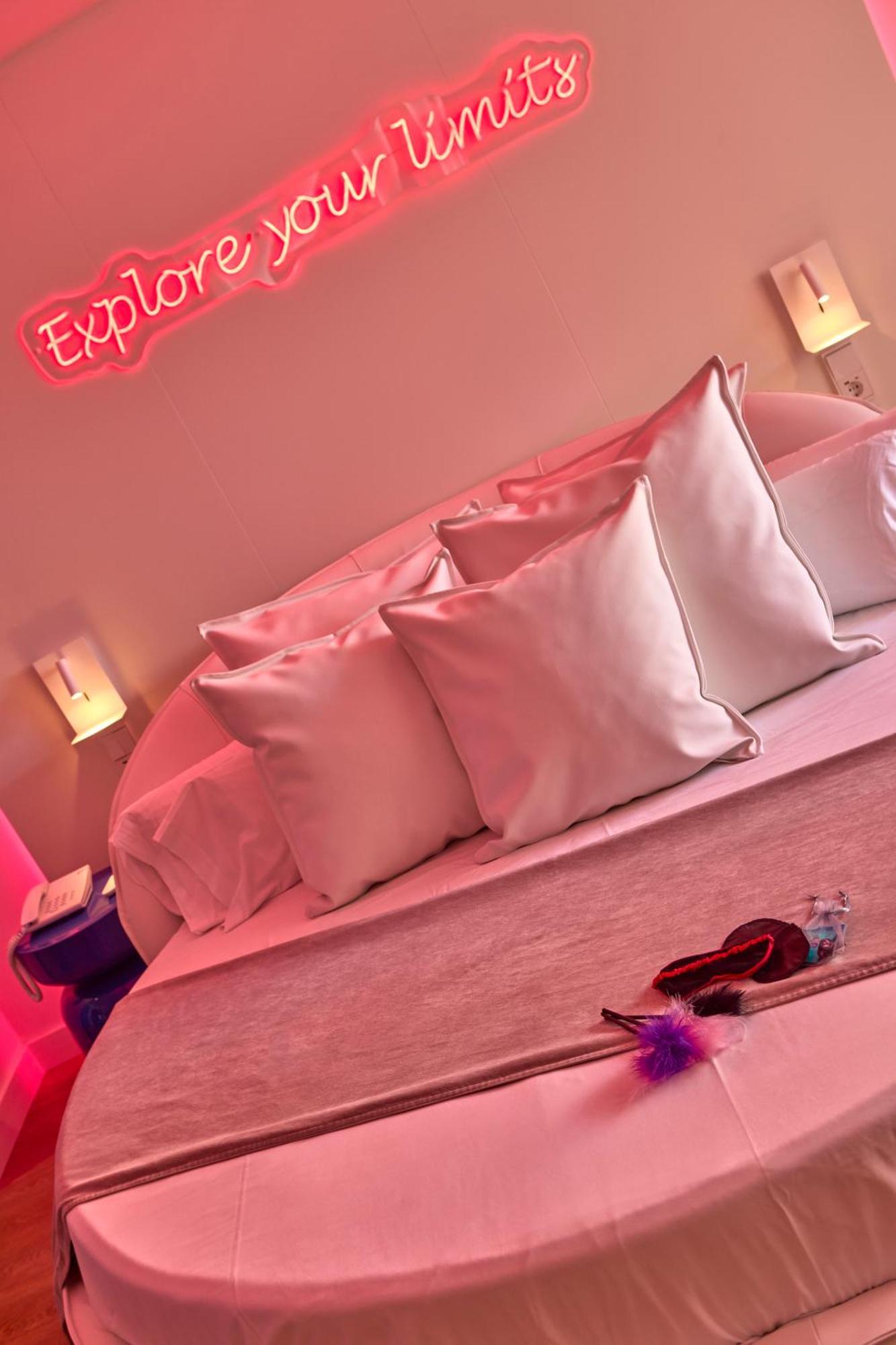 Naughty Suite,1611062493:JPEG